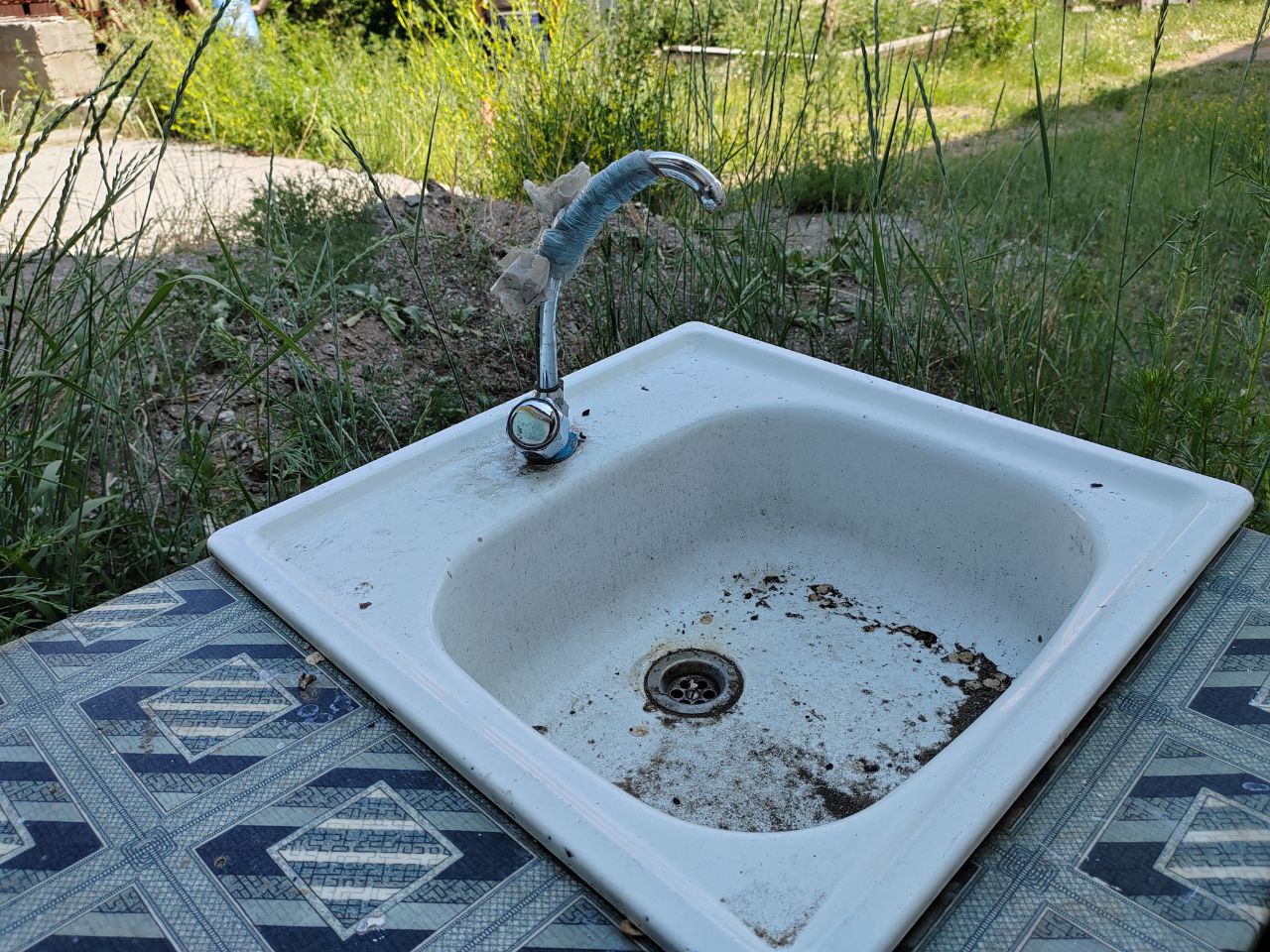 УФАС нашло серьёзные нарушения при установке тарифов в Забкрае Как сообщает Чита ру на пресс конференции глава краевого управления ФАС Микаил Гойгов рассказал что служба проверила региональную службу по тарифам РСТ и заметила серьезные нарушения в установке платежей на 2024 2025 годы Поскольку в двух тарифах не было обоснований включенных затрат и экспертного заключения УФАС отменило их своих приказом Это означает что ни одна статья затрат включенная в тариф фактически не была рассчитана По результатом проверок РСТ по краю обязана пересмотреть шесть тарифов и привести их в соответствие с законодательством Пересмотр тарифов не увеличит их так как будет включать только необходимые затраты необоснованных не будет пишет издание Проверки коснулись компаний Оборонэнерго Трансэнерго Россети ТГК 14 и ППГХО В отношении последнего рассмотрели сразу два направления тарифы на тепло и водоснабжение Ранее УФАС требовало отменить тарифы ТГК 14 которые приняли без экспертизы Фото Новая Бурятия