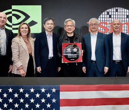 NVIDIA продемонстрировала первые Blackwell произведенные TSMC в США Компания NVIDIA продемонстрировала первую кремниевую пластину с чипами GPU Blackwell изготовленную в США на предприятии TSMC в Финиксе Это стало важным шагом в развитии американской полупроводниковой отрасли и расширении национальной производственной базы ИИ чипов