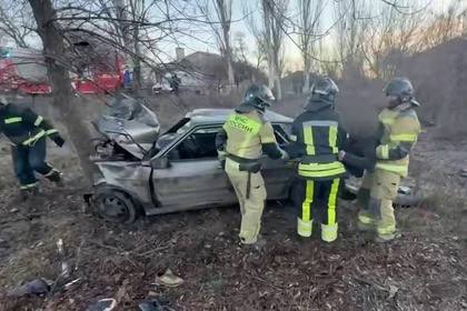 В Енакиево ДНР сотрудники МЧС спасли мужчину, который пострадал в ДТП  В городе легковушка съехала в кювет и перевернулась. Спасатели деблокировали водителя и передали врачам. На месте работали семь специалистов и единица техники МЧС России.