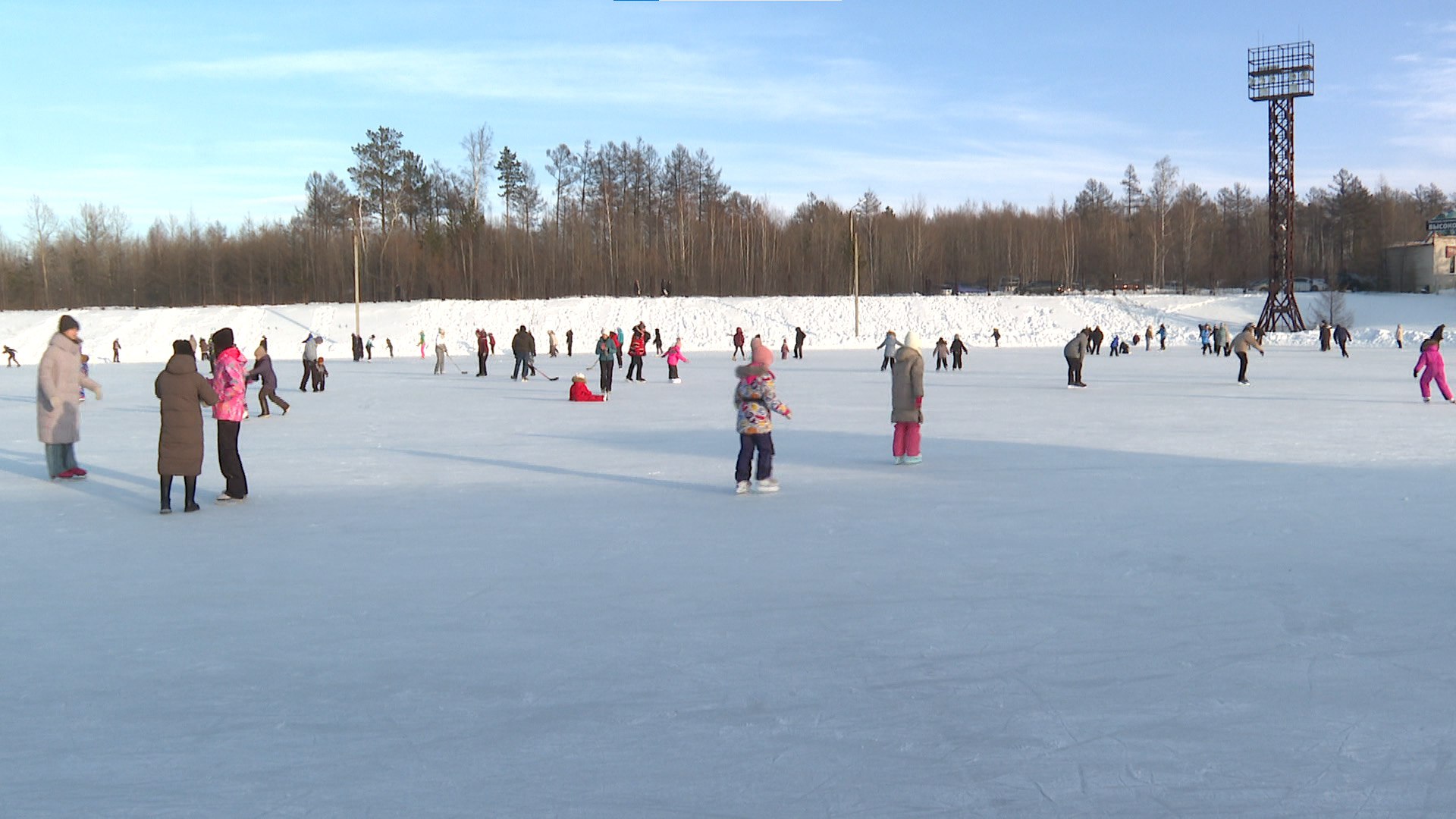 Высокогорье пользуется популярностью у забайкальцев в новогодние каникулы Неотъемлемым атрибутом новогодних каникул для жителей столицы Забайкальского края становятся лыжи и коньки Активный отдых читинцы выбирают всё чаще и как правило вблизи от дома на горнолыжных склонах Высокогорья О том сколько горожан посетило их за первые дни нового года расскажут наши корреспонденты