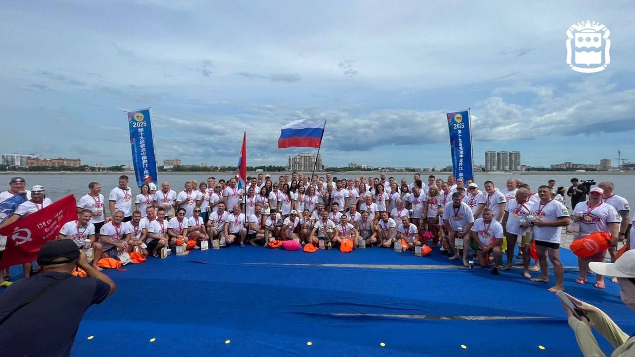  Почти два километра навстречу друг другу На реке Черного дракона 120 российских и 61 китайский пловец совершили традиционный международный заплыв «Дружба» Российская команда состояла из спортсменов различных федераций Амурской области, многодетных мам, предпринимателей, педагогов, ветеранов боевых действий и других. Участники заплыва преодолели около 2000 метров по Амуру. Все они прошли серьёзную подготовку, включая тренировки на Амуре и Зее в разных погодных условиях. «Между Амурской областью и провинцией Хэйлунцзян ежегодно проходит порядка трёхсот мероприятий культурной, экономической, спортивной направленности. И мы особенно гордимся, что спорт в том числе объединяет два народа, две таких больших страны, - сказал министр по физической культуре и спорту Амурской области Дмитрий Кутека. Напомним, заплыв «Дружба» — одно из первых совместных мероприятий России и Китая, которое проводится с 2001 года.
