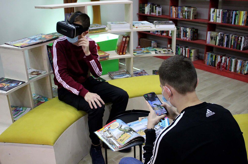 В исторических регионах России откроют 16 модельных библиотек в 2026 году Это стало возможным благодаря федеральному проекту Семейные ценности и инфраструктура культуры Особое внимание уделят библиотекам ДНР там появится сразу 6 современных библиотечных пространств Узнайте больше о том как преобразится библиотечная сеть и сколько книг ждут читателей молодежь Фото Global Look Press  Подпишись на нас в MAX