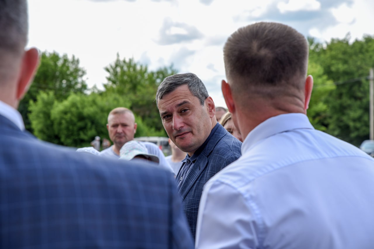 «Безрукие и косорукие подрядчики»: Хинштейн потребовал переделать некачественный ремонт во Льгове Врио губернатора во время визита во Льгов получил от местных жителей жалобы на состояние дома № 12 по улице Карла Либкнехта. Здание пострадало в результате обстрела со стороны ВСУ, но ремонт оказался некачественным. На заседании правительства глава региона дал поручение срочно всё переделать — и крышу, и окна. – Обращаюсь к МинЖКХ: коллеги, государство обязалось помогать людям, пострадавшим от атак ВСУ. Мы выделяем на это средства из бюджета и рассчитываем, что люди оценят заботу государства. Но получается обратное – из-за действий безруких и косоруких подрядчиков. А с подрядчиками, которые во Льгове это допустили, разберитесь, — подчеркнул Александр Хинштейн.