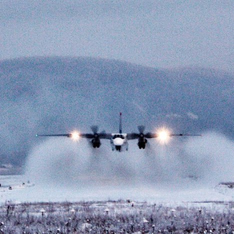 С 1 февраля жители Бодайбо смогут улететь в Иркутск по специальному тарифу 13 902 рублей Перевозчиком выступит авиакомпания ИрАэро Часть затрат на перелет будет компенсировать областной бюджет При этом специальный тариф будет действовать не для всех а только для имеющих прописку в Бодайбо или Бодайбинском районе при покупке билета в авиакассе Иркутска и Бодайбо Остальные будут покупать билеты по полной стоимости В настоящее время стоимость перелета Иркутск Бодайбо в одну сторону составляет от 32 тысяч рублей Была разработана новая схема поддержки авиасообщения с отдаленными северными территориями внесены изменения в региональный порядок субсидирования авиаперевозок Эту схему испытаем на рейсах из Бодайбо в Иркутск и обратно Если она будет успешной то распространим ее на все авиарейсы в труднодоступные территории Иркутской области отметил губернатор Иркутской области Игорь Кобзев Подписаться на канал