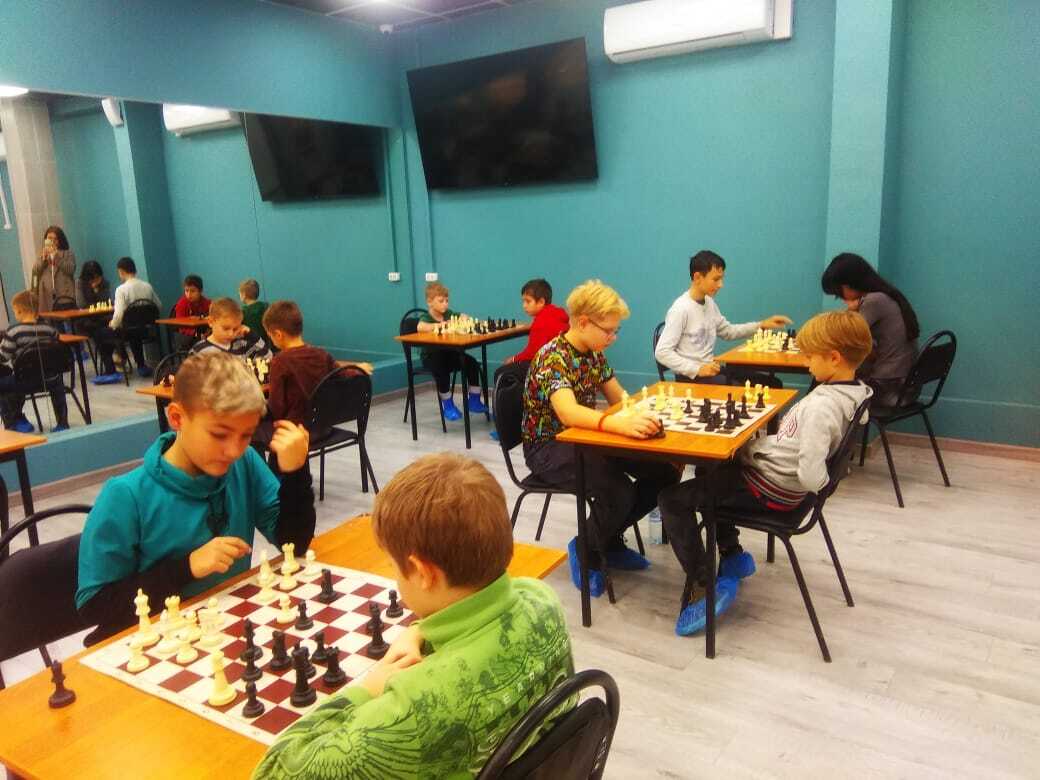 В шахматном клубе Двойной шах Молодёжного центра Дружба завершились квалификационные турниры По их итогам юные шахматисты показавшие лучшие результаты и набравшие необходимое количество очков были удостоены спортивных разрядов Как сообщил педагог Молодёжного центра Дружба тренер по шахматам Михаил Кузнецов норматив третьего юношеского разряда выполнили трое воспитанников клуба Андрей Демич Кирилл Жданов и Елисей Петришин В числе отличившихся также Мария Фёдорова В текущем сезоне в наукограде не прибавилось шахматистов второго разряда однако Евгения Пыкина по итогам игр выполнила норматив первого спортивного разряда ℹ  Напомним что записаться на занятия по шахматам в Молодёжный центр Дружба можно подав заявление на портале Навигатор дополнительного образования Московской области На портале также доступна возможность выбора тренера Вся дополнительная информация предоставляется по телефону 7 906 784 29 80 в будние дни с 14 30 до 20 00 Pak Andronik Жуковский
