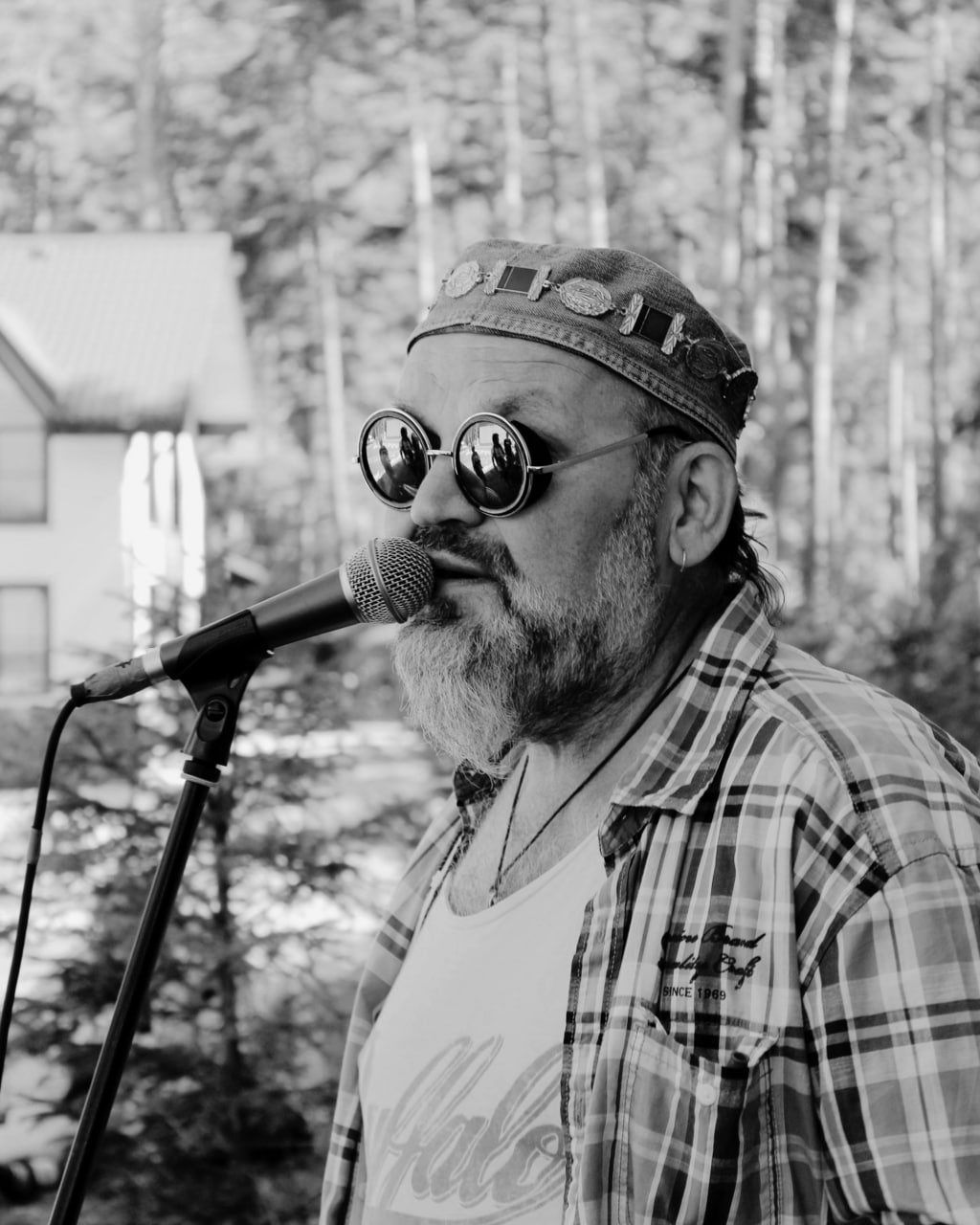 Умер известный барнаульский музыкант основатель рок группы The 9 Сергей Лазорин После продолжительной и тяжелой болезни скончался лидер барнаульской группы The 9 Девятки Сергей Лазорин сообщили в группе ВК музыкального фестиваля СНОВА В СССР Лазорина без преувеличения можно назвать легендой алтайской музыки В 1980 х и 90 х годах Девятка была постоянным участником фестивалей Рок периферия и Рок Азия В последние годы Лазорин серьезно заболел Несмотря на недуг он регулярно выступал на улице Мало Тобольской и в барнаульском парке Изумрудный радуя горожан исполнением джазовых песен Это были не каверы зарубежных групп не песни советских композиторов а его собственные которые были понятны и доступны нашему тогда еще советскому гражданину Его рок был настоящим Поставьте меня в чемодан научите меня жить красиво пел он в 1985 году Все 40 лет он был первым рокером в Барнауле Лазорин истинный рок музыкант прошедший все стадии от неизвестности и репетиций в каморке до крупных рок фестивалей в Москве Он пел в популярных клубах в самый разгар клубной культуры Он каждую неделю выступал на танцах Под его песни танцевали все и рокеры и ресторанная публика Он зажигал на турбазе и по Катуни неслось Вверх по реке в Онгудай Эта композиция стала альтернативным гимном туризма на Алтае Последние годы исполнитель нашел себя в другой музыке Он пел джаз и блюз это были невеселые песни но добрые и сердечные таким был сам Сергей Лазорин поделился с Атмосферой арт критик Вадим Климов Фото группа ВК Снова в СССР Подписаться на amic ru   Мы в Max