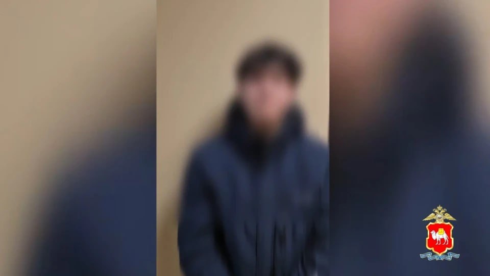 В Челябинске 17 летний подросток стал участником схемы телефонного мошенничества жертвами которой стали пенсионеры Парень выполнял роль курьера посредника и забирал деньги у пожилых людей обманутых аферистами Мошенники пугали пенсионеров сообщениями о якобы попавших в беду родственниках и требовали срочно передать деньги Подросток получал наличные от курьеров службы доставки переводил средства на указанные счета оставляя себе 10 Всего жертвами стали пять пенсионеров ущерб составил 550 тысяч рублей Школьника задержали после передачи 100 тысяч рублей от 92 летней жительницы Челябинска Эти деньги удалось вернуть владелице Возбуждены уголовные дела по статье Мошенничество На время следствия подростку избрана подписка о невыезде   Подписаться на chelkp Мы в MAX