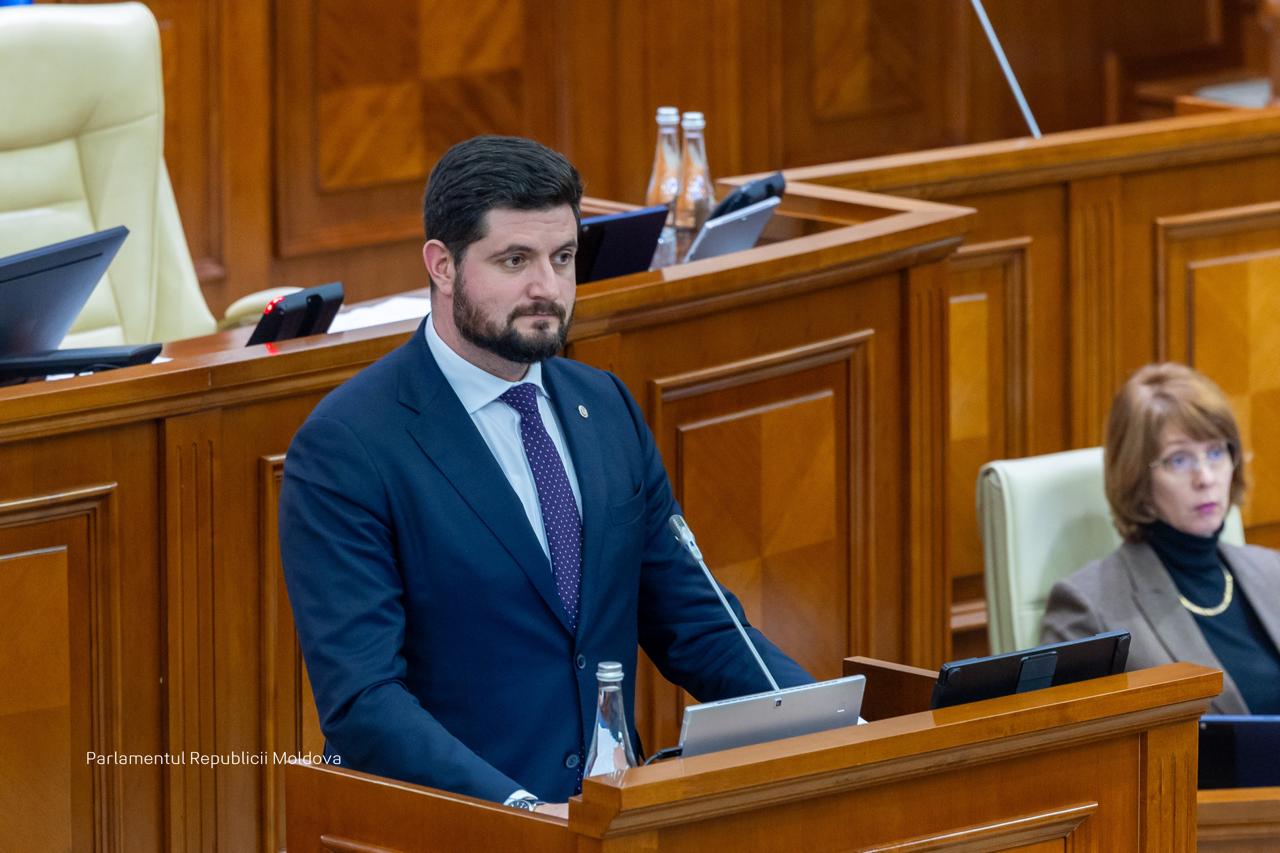 7 часов споров о тарифах газе и свете Парламент отклонил вотум недоверия министру энергетики Дорину Жунгиету после дебатов Министр представил отчет о работе ведомства и ответил на вопросы депутатов оппозиции и парламентского большинства