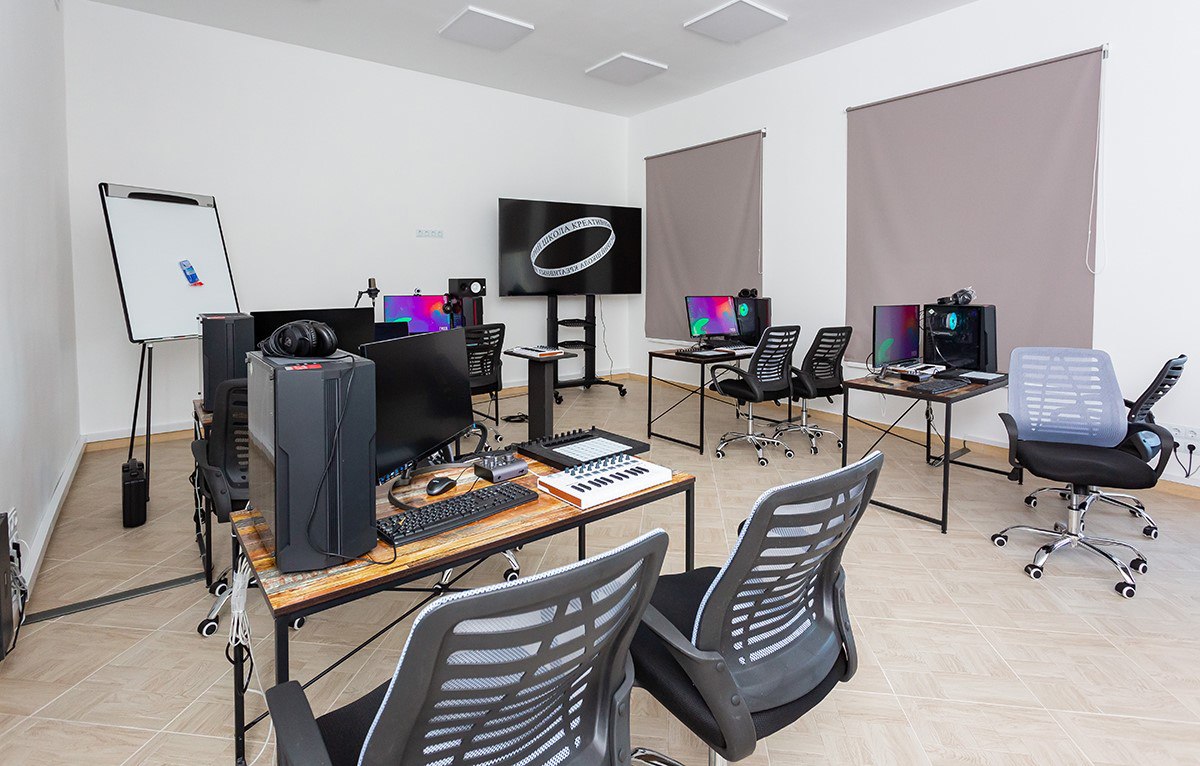 Звукорежиссуре, анимации и 3D-графике будут учить школьников Ставрополья  «С нового учебного года 80 ребят из 5–11 классов будут учиться звукорежиссуре, электронной музыке, фото- и видеопроизводству, анимации и 3D-графике. Площадкой для этого станет Детская школа искусств имени В.И. Сафонова в Пятигорске», — сообщил глава региона Владимир Владимиров.  Раскрыть свой потенциал и воплощать инициативы юным жителям края в новой школе поможет современное оборудование, передовые образовательные программы с акцентом на креативное мышление.  Новая школа креативных индустрий станет вторым подобным образовательным учреждением на территории Ставрополья.    Южная служба новостей