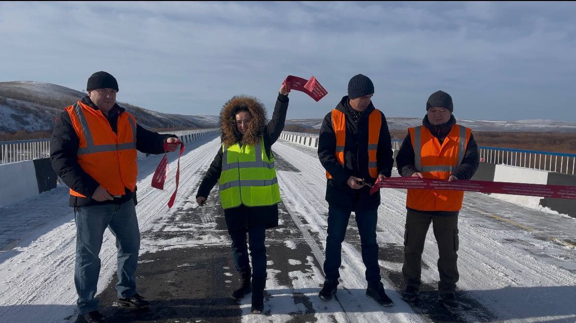 Благодаря дорожному нацпроекту «Безопасные качественные дороги» в Забайкалье отремонтирован мост через реку Ага    Мост через реку Ага на автомобильной дороге Первомайск-Боржигантай в Шилкинском районе обновился: отремонтированы береговые и промежуточные опоры, пролётные строения, подходы, устроены сопряжения.    ‍  Для пешеходов сделали два лестничных схода. Установили дорожные знаки, на полотне нанесли разметку. Также восстановлено регуляционное сооружение, которое служит для защиты моста от большой воды во время паводка.    По всей длине моста уложено два слоя асфальтобетонного покрытия.  «Всего в этом году на региональной сети мы ремонтируем 16 мостовых сооружений. Это 11 малых мостов на автодороге Новая Кука – Могзон – Хилок, путепровод через Транссибирскую магистраль на 204-м километре дороги Могойтуй – Сретенск – Олочи в Сретенском районе», – сообщил замминистра краевого Минстроя Сергей Кривощёков.    Подписывайтесь: