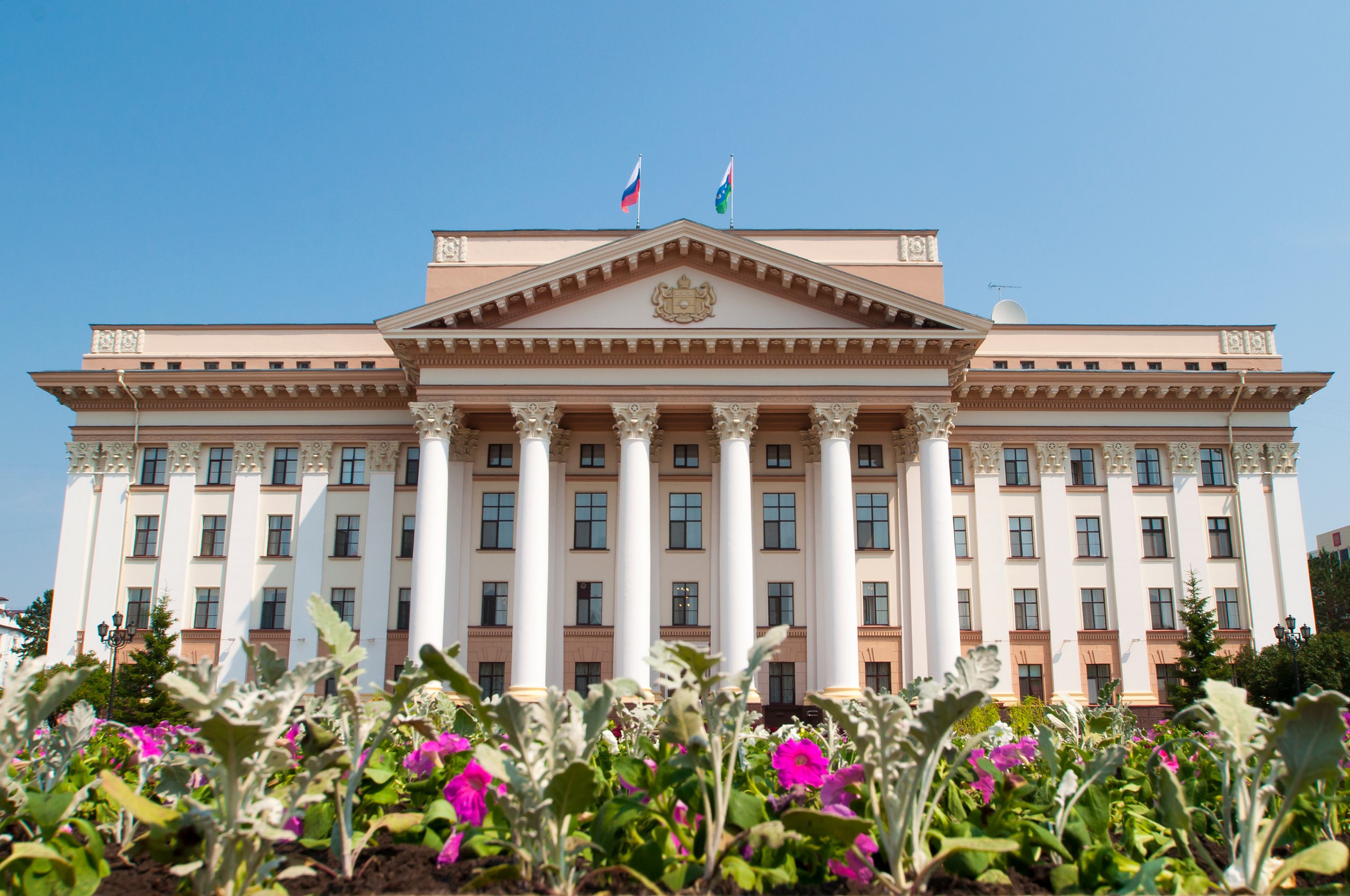 В Тюмени открылось представительство Президентской академии Представительство станет региональным Центром развития компетенций государственных и муниципальных служащих региона займется реализацией программы «Боевой кадровый резерв» для ветеранов СВО совместно с Тюменским государственным университетом будет обучать представителей делового сообщества региона и развивать межуниверситетское сотрудничество Директором Представительства назначен Артем Березкин — руководитель регионального центра компетенций АНО «Россия — страна возможностей» на базе ТюмГУ, академический директор программы «Боевой кадровый резерв Тюменской области» Открытие представительства Президентской академии в Тюменской области — важный шаг в развитии партнерских отношений с Правительством региона, а также к стратегическому сотрудничеству с Тюменским государственным университетом, о чем не так давно договорились ректор Академии Алексей Комиссаров и ректор ТюмГУ Иван Романчук. Впереди много планов: это и запуск корпоративного университета для Правительства области, и реализация совместных программ бизнес-образования, работа по созданию новой научной школы управления — сказал проректор Президентской академии Александр Ефремов Экспертиза Президентской академии как одного из ведущих научно-образовательных центров позволит повысить эффективность системы обучения управленческих кадров в регионе. При этом в Тюменской области существуют собственные уникальные практики, которые могут быть полезны в других субъектах России. Представительство будет содействовать взаимному обмену технологиями формирования и принятия управленческих решений и тем самым вносить свой вклад в развитие страны — отметил Артем Березкин #Академия_ВсяРоссия #Академия_Тюмень
