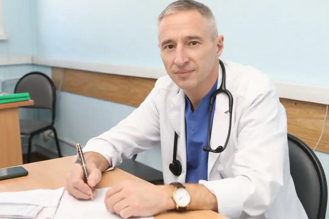 Хирургу Иркутской областной больницы Александру Панасюку присвоили звание Заслуженного врача Российской Федерации Президент страны присвоил почетное звание врачу за заслуги в области здравоохранения и многолетнюю добросовестную работу Александр Панасюк хирург высшей категории талантливый организатор и педагог Он разработал и запатентовал новый способ гемостаза селезенки заявил глава региона Также хирург является одним из разработчиков методики операций для тяжелых пациентов с травмами живота Каждый год Александр Панасюк выполняет около 230 операций