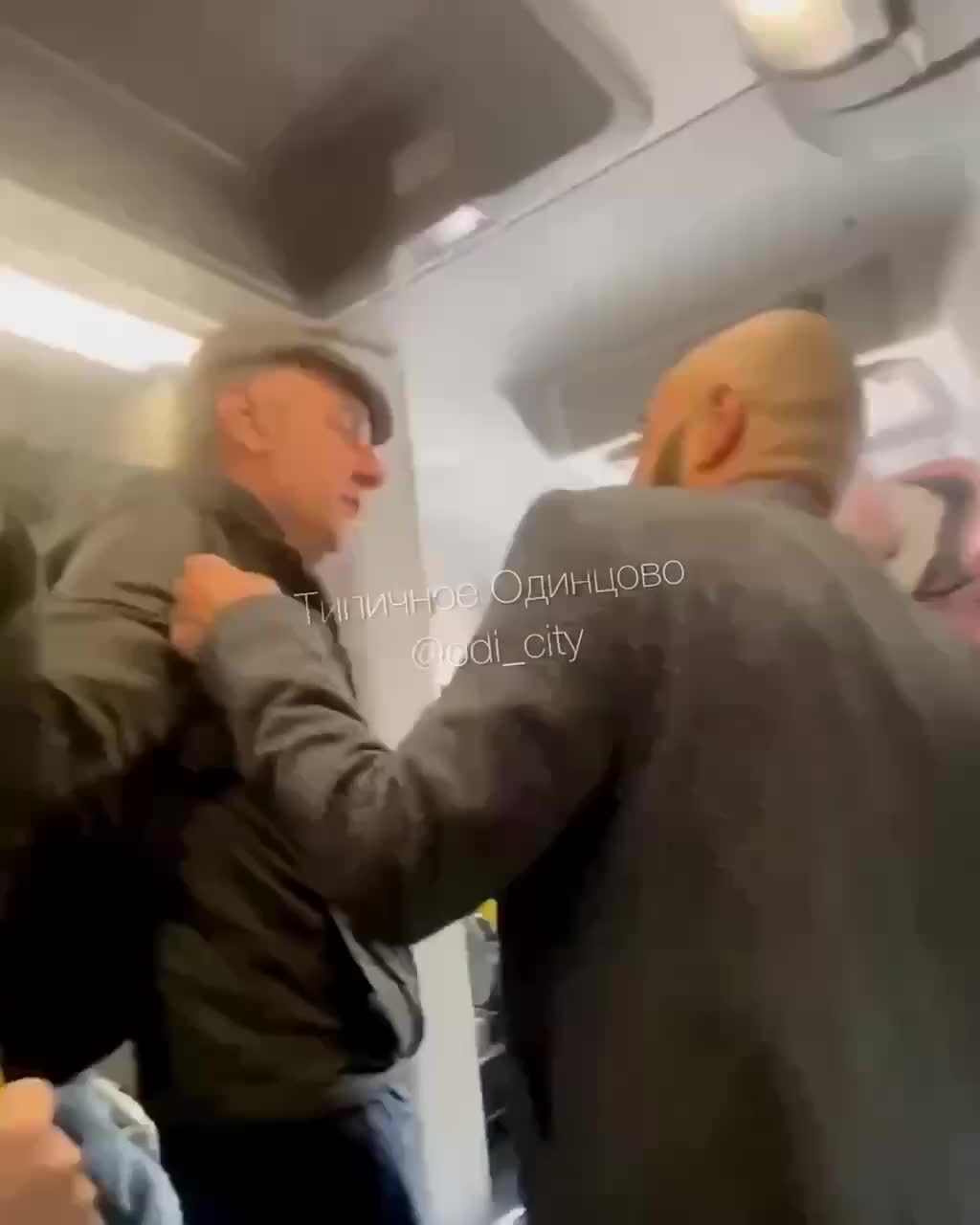 Инцидент в автобусе Одинцово: драка между молодым человеком и пенсионером