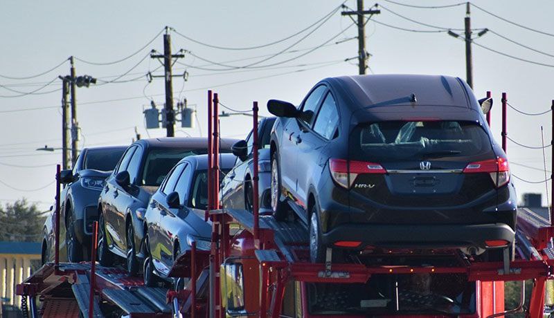 С 1 января утильсбор на иномарки вырос в сотни раз У нас второе за последние два месяца повышение утильсбора Для примера утиль на новый Toyota RAV4 теперь стоит 2 5 млн руб против 1 1 млн осенью А для бэушного Geely Monjaro сбор подскочил с символических 3 4 тыс до 1 14 млн руб Даже в Китае эта машина стоит дешевле чем теперь сбор за ее утилизацию в России Вот такой абсурд Эксперты ожидают из за этого подорожания новых автомобилей в среднем составит 10 в этом году Как отмечает экс глава РОАД Олег Мосеев рынок альтернативного импорта теперь будет смещаться к маломощным автомобилям или премиуму где покупатели готовы переплачивать