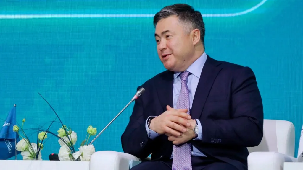 Глава Нацбанка сказал может ли банк отказать в кредите при зарплате в миллион тенге Нацбанк и АРРФР внедряют коэффициент долга к доходу новый фильтр который сделает невозможным получение кредита если общая задолженность заемщика превысит установленный лимит относительно его заработка пишет digitalbusiness kz Что нужно знать от Тимура Сулейменова Даже высокий доход в 1 млн тенге не гарантирует одобрение если долговая чаша переполнена Потолок кредитования будет рассчитываться как годовой доход помноженный на определенный множитель который сейчас обсуждается в МРП Текущие меры уже привели к плановому охлаждению рынка потребительского кредитования и Нацбанк намерен закрепить этот тренд Долговая нагрузка будет анализироваться комплексно в расчет пойдут ипотека автокредиты и даже мелкие рассрочки в одной общей корзине Смысл коэффициента в следующем если ваш ежемесячный доход составляет например один миллион тенге а установленный КДД 1 к 6 от годового дохода то вы не сможете принять на себя кредитные обязательства сверх этой цифры сказал Тимур Сулейменов Проще говоря от Если мы берем за основу формулу которую озвучил Тимур Муратович соотношение годового дохода к общему долгу то арифметика следующая Считаем годовой доход 1 000 000 тенге 12 месяцев 12 000 000 тенге в год Дальше применяем коэффициент 1 к 6 Это значит что ваш общий долг не может быть больше чем доход за 6 лет или годовой доход умноженный на 6 Итоговый лимит 12 000 000 тенге 6 72 000 000 тенге Суть в чем Если у вас уже есть кредиты ипотека автокредит на сумму скажем 70 миллионов то новый кредит вам не дадут так как вы почти выбрали свой лимит в 6 годовых доходов Подробнее Анонимный опрос вам одобрят кредит в 72 млн тенге Да Нет