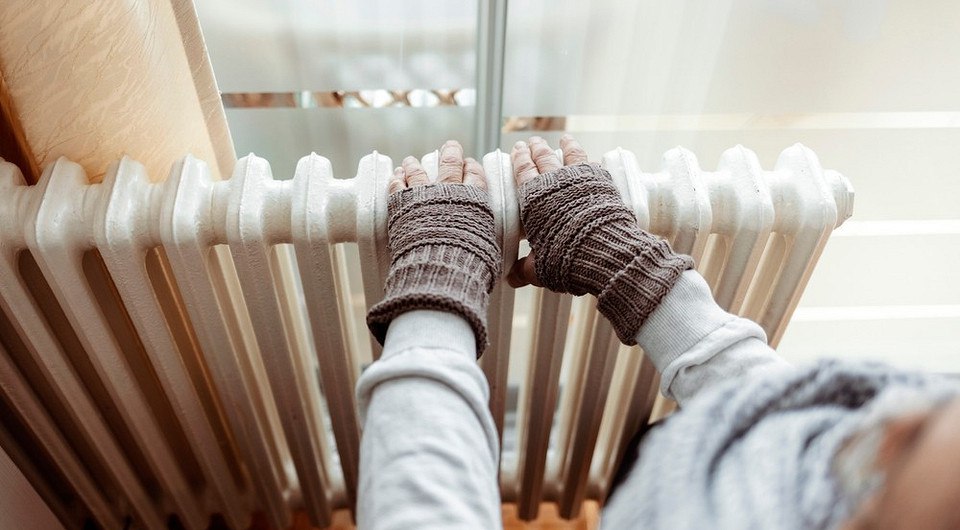 На Украине ждут двадцатиградусных морозов местная энергетика может не выдержать  Синоптики на Украине предупредили что резкое похолодание начнется с 10 января Арктический воздух накроет западные и северные регионы Украинские энергетики предупреждают что в случае падения температуры до 20 С им не хватит мощностей и они будут отключать электричество намного чаще Ранее украинские эксперты предупреждали что местная энергетика может не выдержать морозов ниже 10 С в течение недели