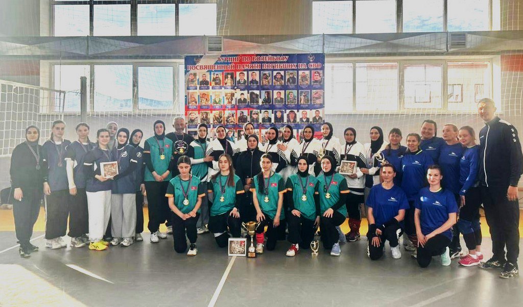 В Хунзахском районе прошел волейбольный турнир памяти героев СВО В селе Арани Хунзахского района состоялся волейбольный турнир посвященный памяти участников специальной военной операции отдавших жизнь при исполнении воинского долга Спортивное мероприятие прошло в честь Дня народного единства На площадке встретились команды из Хунзахского Шамильского Унцукульского районов а также сборная города Саратова Состязания стали не только спортивным событием но и актом уважения к памяти земляков проявивших мужество и верность Родине По итогам турнира первое место заняла команда Хунзахского района второе спортсмены из Унцукульского района третье место досталось команде из Шамильского района