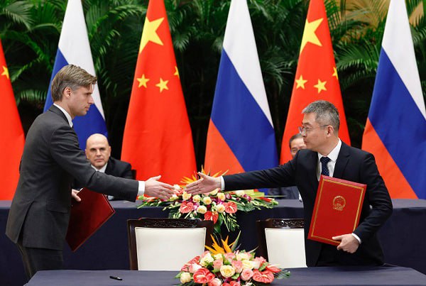 Роскосмос и Комиссия по китайской навигационной спутниковой системе подписали новую Дорожную карту сотрудничества сообщает Роскосмос Новая Дорожная карта нацелена на обеспечение совместимости и взаимодополняемости ГЛОНАСС и Бэйдоу на мониторинг и оценку характеристик систем на совместное применение спутниковых технологий