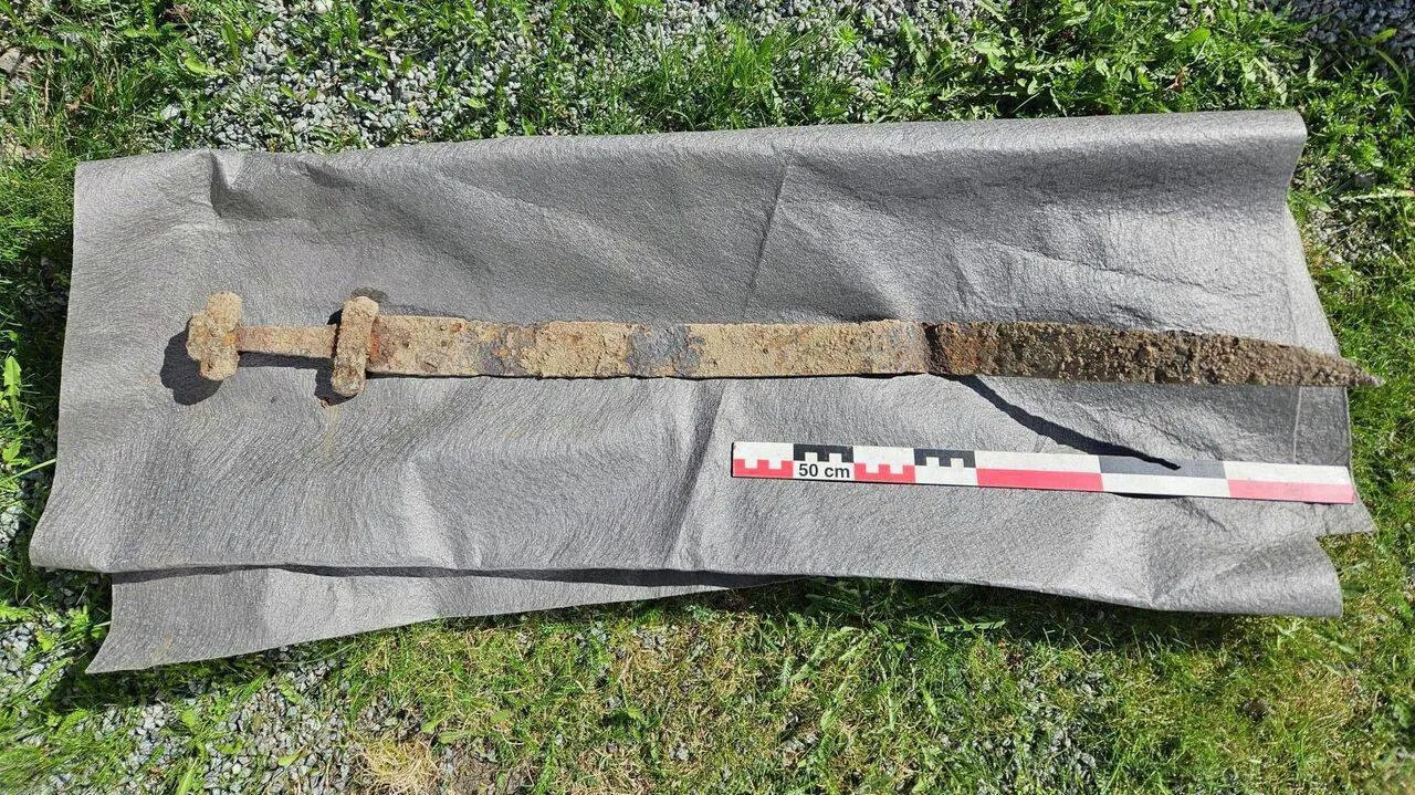 В Норвегии школьник нашел древний меч викингов артефакту около 1300 лет Во время школьной экскурсии в деревне Бранду мальчик заметил торчащий из земли предмет Как выяснилось позже это был однолезвийный меч известный как скрамасакс Меч был заточен только с одной стороны Подобные однолезвийные клинки были распространены в период Меровингов примерно 550 800 годы нашей эры и в переходный период к ранней эпохе викингов Однолезвийные мечи были мощным рубящим оружием его толстый и не заточенный обух придавал клинку дополнительную жесткость и усиливал удар Мы в MAX Все наши каналы