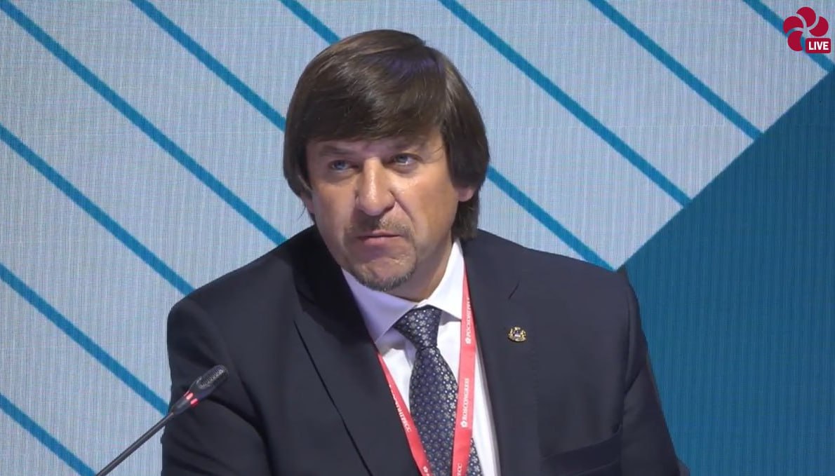 Максим Афанасьев на сессии ПМЭФ 2025 рассказал о создании мастер-плана по развитию центра города Тюмени Документ позволит сохранить и историческое наследие, и создать новую архитектуру в исторической части города, которая в общей площади составляет 700 гектар, отметил глава города Тюмени Максим Афанасьев: "Сегодня, развивая любую территорию, бизнес использует такой инструмент, как мастер-планирование. Законодательно у нас этот вопрос еще прорабатывается. Мы участвуем в рабочей группе при Минэкономразвития РФ. Знаем, что в ближайшее время выйдет уже соответствующая нормативка. Но, чтобы время не терять, мы приняли решение именно за счет средств девелоперских компаний разработать мастер-план исторической части города. Он намного детальнее и предметнее, чем тот, который будет в базовом варианте рассматриваться". Глава муниципалитета предлагает установить новые основания в рамках реализации механизма КРТ для изъятия неиспользуемых объектов культурного наследия, а также упростить порядок передачи муниципальных нежилых объектов культурного наследия инвесторам, победителю торгов инвестору-застройщику , реализующим договор КРТ.