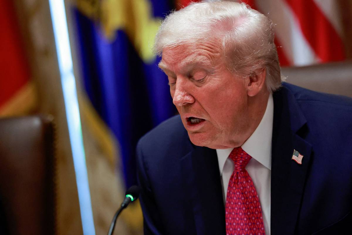 Президент США Дональд Трамп заявил что не будет вводить пошлины против КНР из за закупок нефти из России Трансляция выступления американского лидера велась на сайте Белого дома Я хочу быть добрым по отношению к Китаю объяснил Трамп Трамп неожиданно назвал условие для смягчения торговой политики в отношении КНР Ранее американский лидер заявил что пересмотр позиции Китая по редкоземельным металлам и сое может привести к снижению импортных пошлин США на продукцию из КНР Они должны дать нам что то резюмировал Трамп