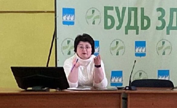 Бывшая заместительница министра здравоохранения Республики Башкортостан Ирина Кононова предстанет перед судом по обвинению в халатности. Следствие утверждает, что в 2019 году Минздрав РБ под её руководством закупил 3 700 упаковок дорогостоящего онкологического препарата «Трипторелин» на сумму 51 млн рублей, хотя потребность составляла лишь 319 упаковок. В результате большая часть препарата была утилизирована из-за истечения срока годности, что привело к ущербу бюджету в размере 10 млн рублей . Кроме того, Кононову обвиняют в том, что она не обеспечила бесплатными лекарствами неизлечимо больного ребёнка и двух инвалидов, несмотря на заключения врачебных комиссий и решения судов. Свою вину она не признаёт. Примечательно, что в 2022 году, несмотря на расследование, Кононова была награждена медалью за борьбу с COVID-19 . Инсайдер Башкортостан Написать нам