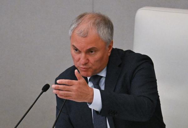 Вячеслав Володин назвал страны Балтии марионетками фашиствующего режима в ЕС Спикер Госдумы сообщил что решение Латвии о депортации российских граждан было ожидаемым Другого от прибалтийских стран не ожидаешь они марионетки режима по другому не назовёшь ту власть которая сегодня практически как тюрьма народов создана в Евросоюзе Это фашиствующий режим Потому что основополагающие права граждан сегодня попираются в Европе сказал председатель Госдумы в ходе пленарного заседания Подпишись на Говорит Москва