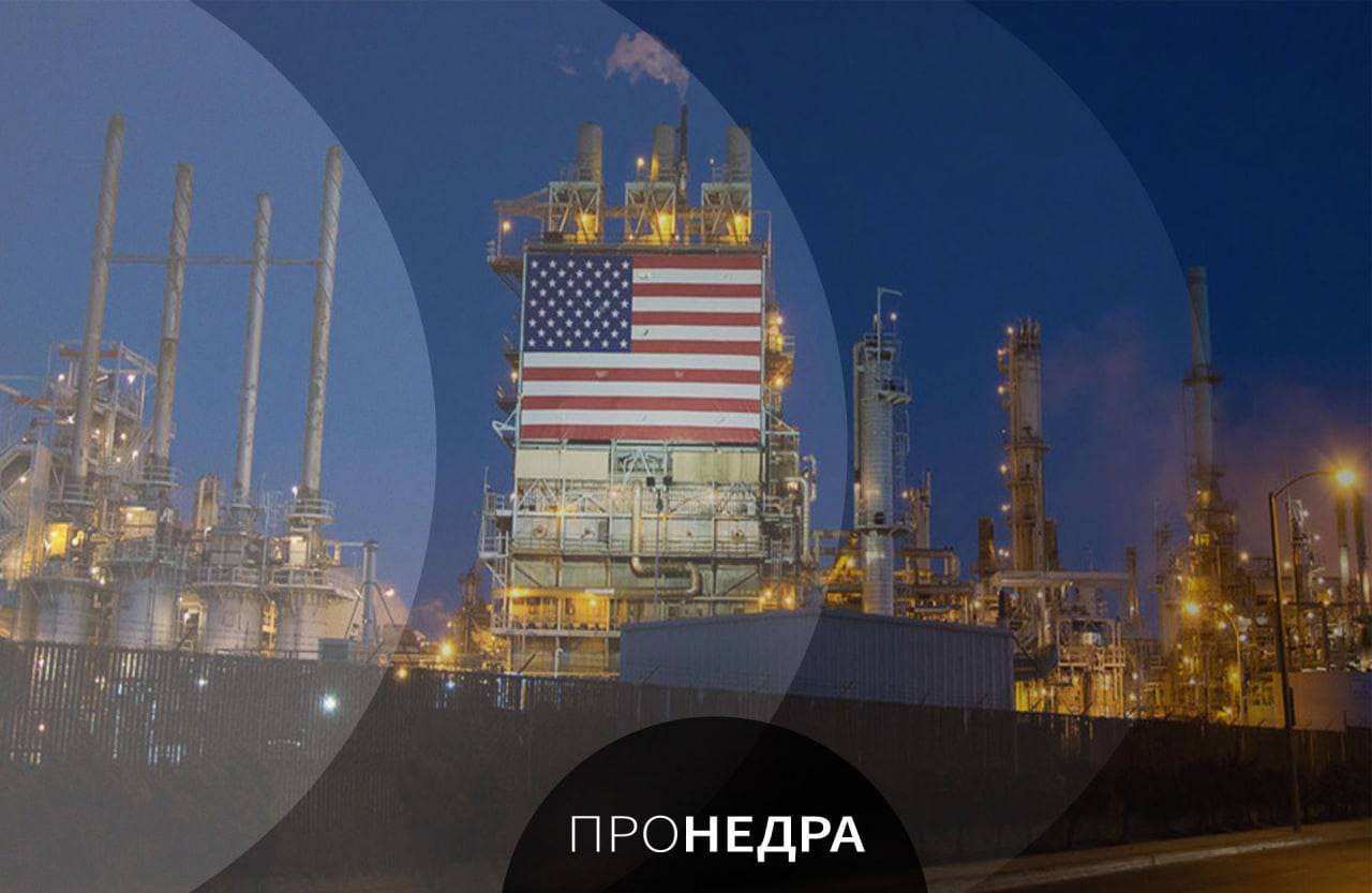 Суд США отклонил иск потребителей против нефтяных гигантов  9-й окружной апелляционный суд США в Сан-Франциско отклонил апелляцию по делам нескольких нефтяных компаний, включая ExxonMobil и Chevron, открытых по иску потребителей.  В иске потребителей против компаний говорилось, что компании якобы находятся в сговоре с бывшим президентом США Д. Трампом, а также Россией и Саудовской Аравией, с целью увеличения цен на нефть и повышения стоимости топлива на АЗС.  Однако суд решил, что группа из 20 потребителей не может подавать подобные коллективные иски, поскольку этот вопрос касается политических вопросов и нефтедобывающей политики зарубежных стран.    Пронедра/Подписывайся