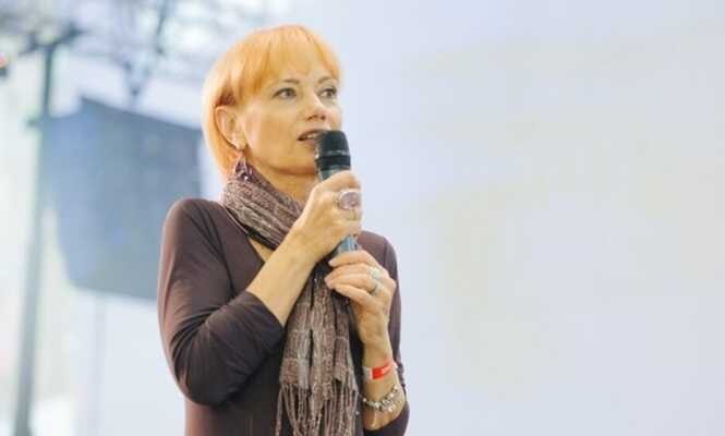 Первый замдиректора Ельцин Центра Людмила Телень собирается судиться с ВГТРК и командой Владимира Соловьёва из-за публикации в эфире «России 24» и в Telegram-канале «УРАЛLIVE», принадлежащем Соловьёву, её израильского паспорта.  По словам пресс-секретаря Центра Елены Володарской, демонстрация удостоверения является нарушением закона о персональных данных и будет оспариваться в суде. Телень также указала на «злонамеренные искажения» в публикации и назвала происходящее частью спланированной информационной атаки на Ельцин Центр, которая, по её словам, продолжается в одних и тех же СМИ уже несколько месяцев.  При этом, как отмечает Володарская, на последнем попечительском совете в июне Центр получил положительную оценку своей деятельности, и претензий к нему не возникло.  Источник: ЧЕРНЫЙ ВОРОН