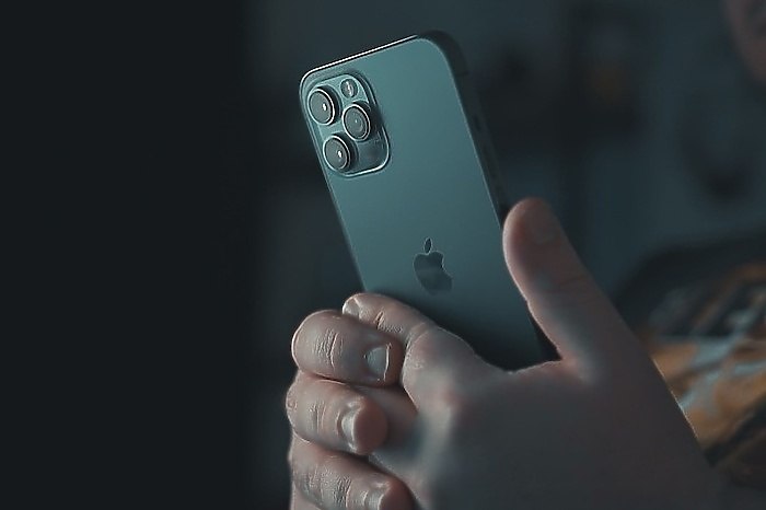 Мошенники позвонили мужчине 26 тысяч раз Житель Дагестана 1960 года рождения стал жертвой масштабной волны телефонного мошенничества за три месяца ему поступило более 26 тысяч звонков Об этом сообщили в пресс службе оператора Билайн РИА Новости Клиента из Дагестана атаковали трижды с месячными интервалами В общей сложности она получила свыше 26 тысяч мошеннических вызовов рассказали в компании агентству По данным оператора ещё одному абоненту из Пензы родившемуся в 1983 году за сутки поступило 22 850 звонков Ещё одна клиентка из Москвы 1959 года рождения получила 3 539 вызовов всего за два часа С начала года Билайн уже заблокировал почти 3 5 миллиарда мошеннических и спам звонков При этом более 233 миллионов из них были нацелены на абонентов старше 65 лет которые остаются основной группой риска uralweb ru