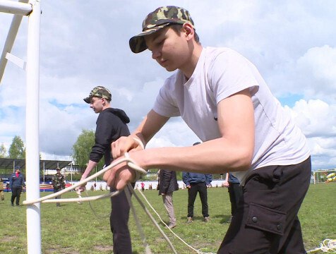 16 команд боролись за победу в конкурсе "Юный пожарный" в Перемышле В Перемышле прошли областные соревнования среди школьников и учащихся техникумов "Юный пожарный". В рамках борьбы за медали участники на практике показали, как правильно завязывать спасательные узлы, надевать обмундирование и бороться с открытым огнем.