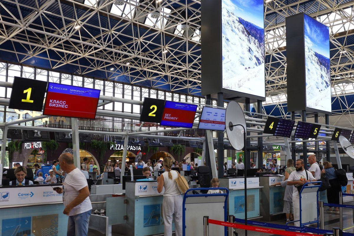 В аэропорту Сочи задерживаются 8 рейсов  Причина — производственные вопросы у авиакомпаний. Сам аэропорт работает в штатном режиме, вылеты будут скорректированы по мере готовности перевозчиков.