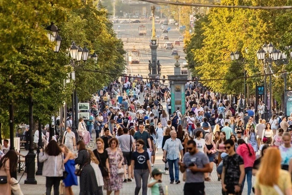 В восьмерке лучших: Челябинск борется за звание «Культурной столицы-2027»  Челябинск вошел в число восьми финалистов всероссийского конкурса «Культурная столица 2027 года». Итоги подведут в Москве 14 декабря, где города представят свои программы развития.  — Искренне благодарю всех жителей региона и наши учреждения культуры за активное участие и огромную поддержку! — прокомментировал министр культуры Челябинской области Алексей Бетехтин. — Это хорошее достижение для всего нашего региона и показатель того, что культура Челябинской области объединяет и вдохновляет людей.  В настоящий момент на «Госуслугах» открыто народное голосование – его победитель получит специальный приз. Итоги конкурса подведут на торжественной церемонии в Национальном центре «Россия».  Напомним, почетный статус дает победителю еще больше возможностей для реализации в регионе масштабных мероприятий в сфере культуры и искусства.