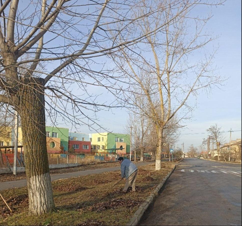 В городе Голая Пристань приступили к уборке общественных мест и территорий   Сотрудники МКУ «Благоустройство Голопристанского МО» проводят работы по уборке опавших листьев и мусора в парковых зонах, на придомовых территориях, на тротуарах и вдоль дорог.    «Несмотря на то, что территория города ежедневно подвергается обстрелам со стороны ВСУ, мы продолжаем выполнять работы по благоустройству с целью поддержания надлежащего вида и соответствующего санитарного состояния окружающей среды» - отметили сотрудники коммунальной службы. #Общество