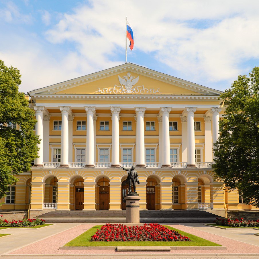 В марте 2025 года Комитет по печати получил полномочия привлекать к административной ответственности тех, кто устанавливает рекламные конструкции без необходимого разрешения в соответствии со статьей 14.37 Кодекса РФ об административных правонарушениях КоАП . Согласно Федеральному закону № 38-ФЗ «О рекламе», рекламная конструкция должна устанавливаться исключительно при наличии оформленного разрешения. Уже в первые месяцы своего функционирования наделение Комитета новыми полномочиями показало свою эффективность: За нарушения было вынесено 351 постановление о привлечении к ответственности. Из них 211 нарушителям выдано предупреждение. Еще 140 получили минимальные штрафы. Сумма наложенных штрафов составила 33 миллиона рублей, из которых в бюджет перечислено порядка 7 миллионов рублей. Многие решения принимались с учетом обстоятельств каждого случая, позволяя избежать суровых наказаний для тех, кто совершил правонарушение впервые. Уже сейчас можно отметить, что количество случаев незаконного размещения наружной рекламы в Санкт-Петербурге значительно снизилось. Если вы заметили незаконную рекламу, сообщите о ней через платформу «Госуслуги. Решаем вместе».