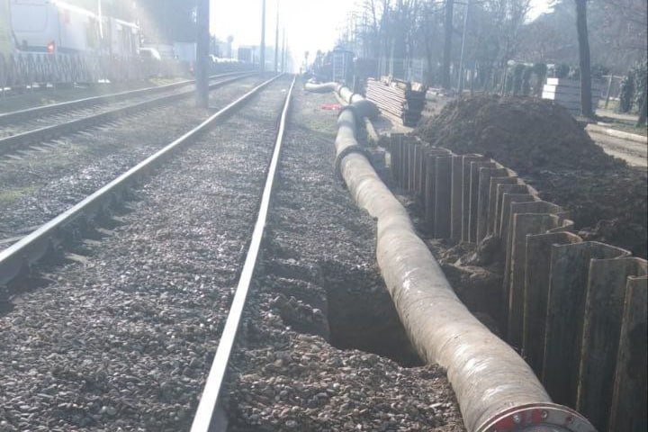 Не опять, а снова провал грунта на ул. Московской в Краснодаре.  В связи с обрушением грунта на участке между улицами Зиповской и 40 лет Победы было прекращено движение трамваев маршрутов № 5, 8, 15, 20 и 21. Трамваи этих маршрутов временно перенаправлены на конечную остановку «Улица Декабристов».