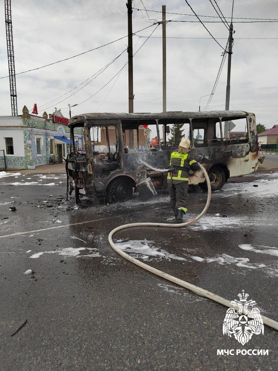 В Кромах пожарные потушили автобус В 10.40 поступило сообщение о возгорании автобуса в районе автовокзала п. Кромы. Через несколько минут на место прибыли сотрудники 25 пожарно-спасательной части. В течение получаса пожар был полностью ликвидирован. На месте работало 4 сотрудника МЧС России на 2 единицах спецтехники. Пострадавших нет.