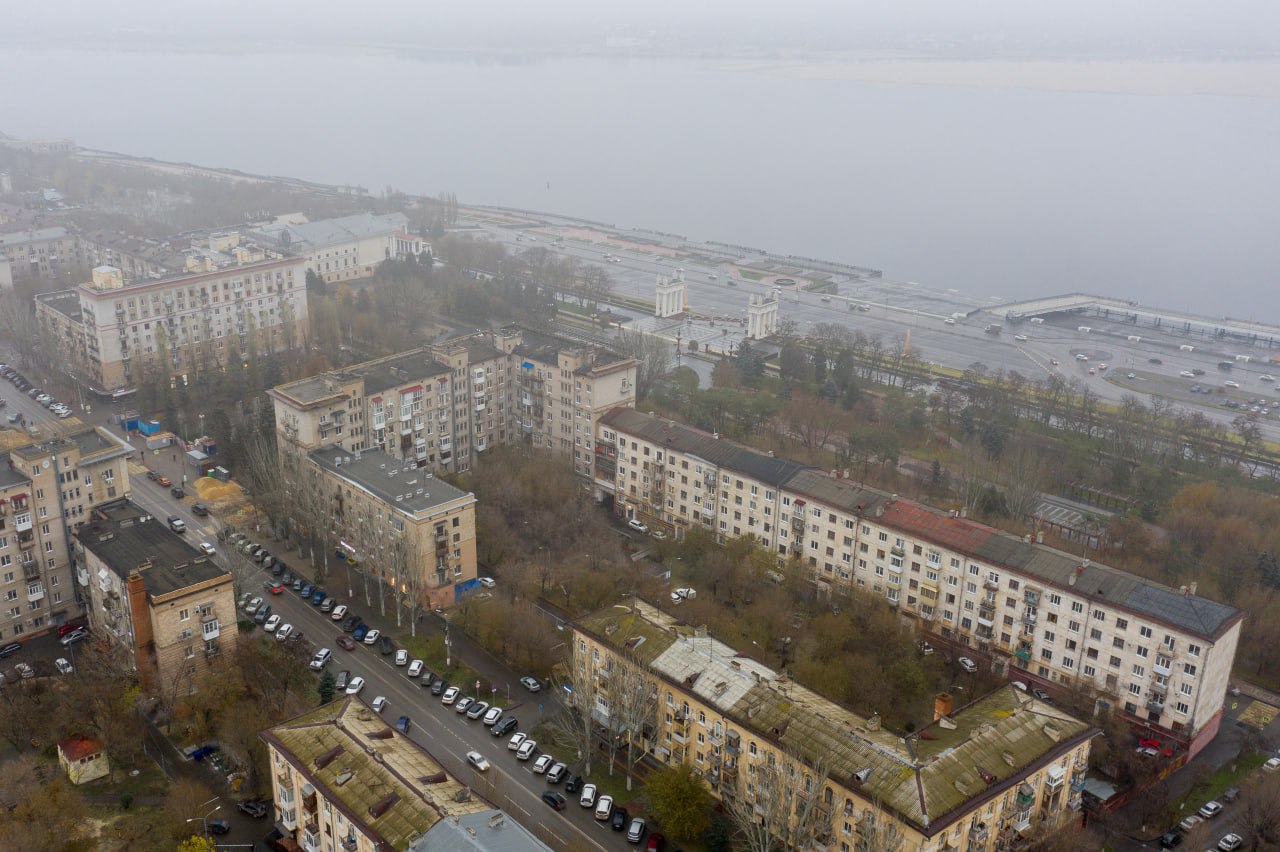 Жители практически всех районов Волгограда сообщают о странном ядовитом запахе появившемся в городе в ночь на понедельник 20 октября Горожане требуют объяснить чем они дышат не особо веря в версию о пожаре с учетом дождя идущего как минимум сутки
