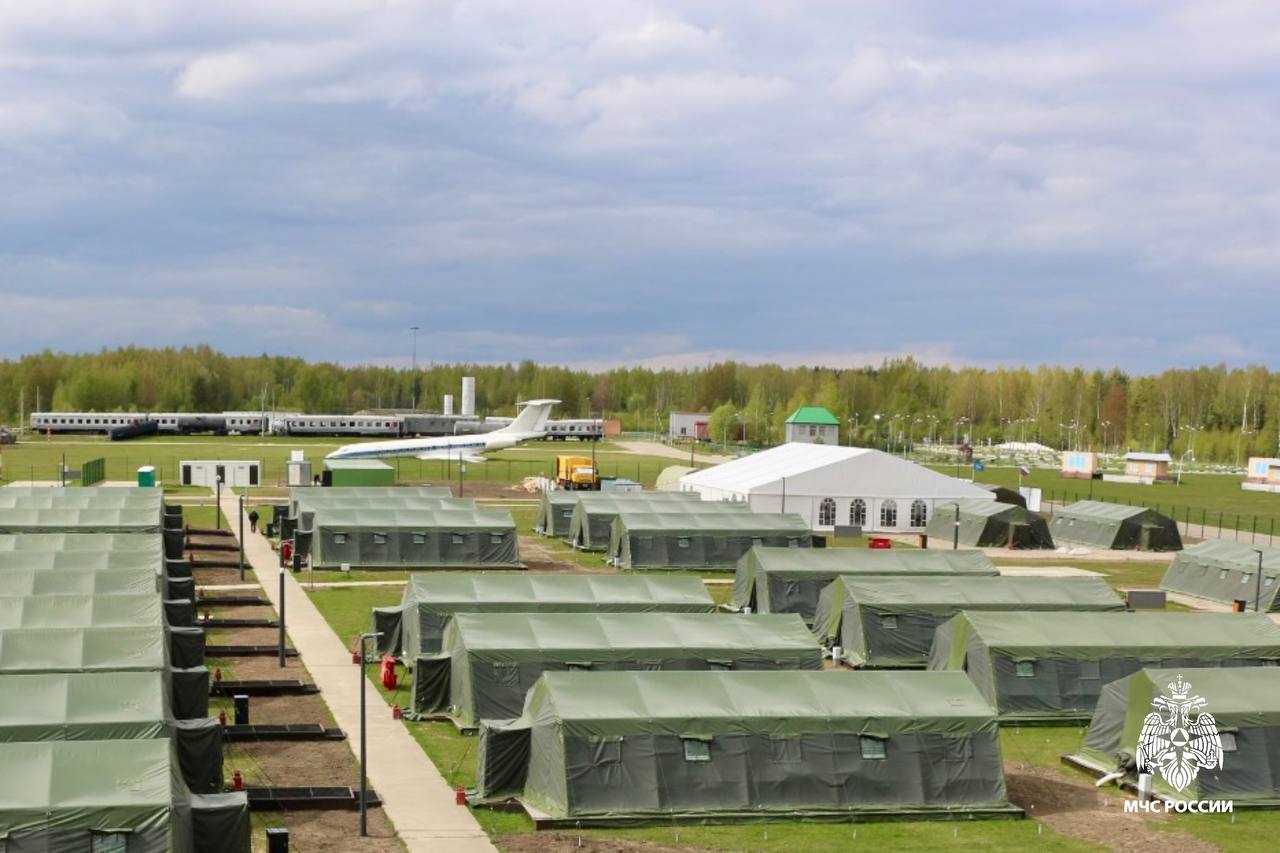  В Ногинском спасательном центре МЧС России откроется лагерь для детей В честь 80-летия Великой Победы в Подмосковье заработает детский военно-спортивный палаточный лагерь «Василевский» по фамилии маршала Советского Союза Александра Михайловича Василевского. С 1 июня шесть смен ждут ребят 7–10 классов — победителей городских, всероссийских и международных конкурсов и соревнований спортивной, туристской и военно-патриотической направленностей. Ребята ознакомятся с основами пожарно-спасательной службы, научатся ориентироваться на местности и управлять беспилотником. Также освоят правила безопасного туризма и поведения на воде. Проект реализуется совместно с Правительством Москвы. Заявку можно подать до 15 мая в «МЭШ».
