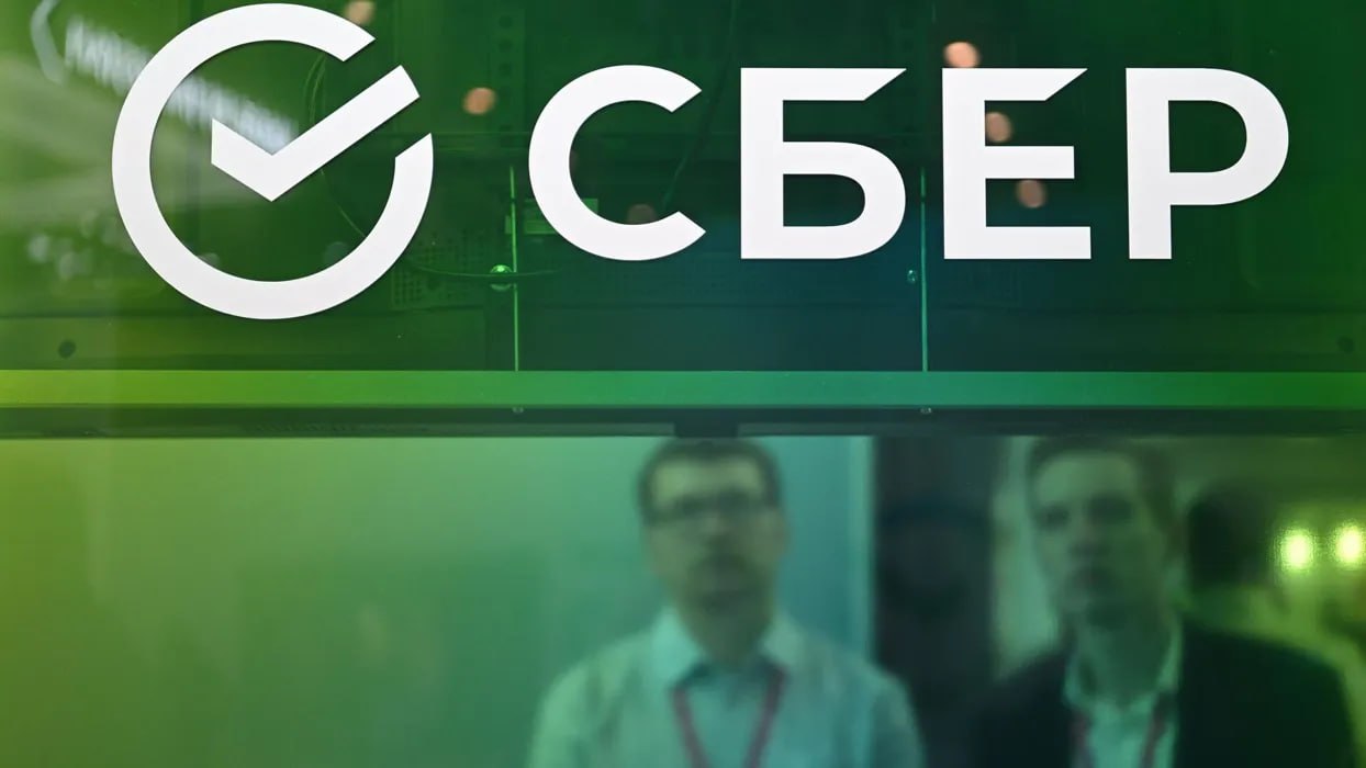 В Сбере назвали число ставших акционерами банка сотрудников Около 40 тысяч сотрудников 19 процентов стали акционерами Сбера. Также в Сбере отмечают, что акционерная культура и вовлеченность сотрудников дает положительный эффект и для работодателя – способствует укреплению внутрикорпоративных связей, повышает уровень доверия и ответственности каждого сотрудника за общий результат, стабильность и будущее банка. «Мы стремимся создать такую атмосферу, при которой каждый сотрудник сможет почувствовать свою роль и личную ответственность перед бизнесом. Это позволяет сформировать мощный внутренний стимул для всех участников процесса и укрепляет доверие внешних акционеров к динамике роста компании. У нас около двух миллионов акционеров, и мы видим большой потенциал в увеличении их числа как за счет внутренних, так и внешних инвесторов. Для команды Сбера один из ключевых приоритетов — повышение акционерной стоимости компании», — отметил президент, председатель правления Сбербанка Герман Греф.