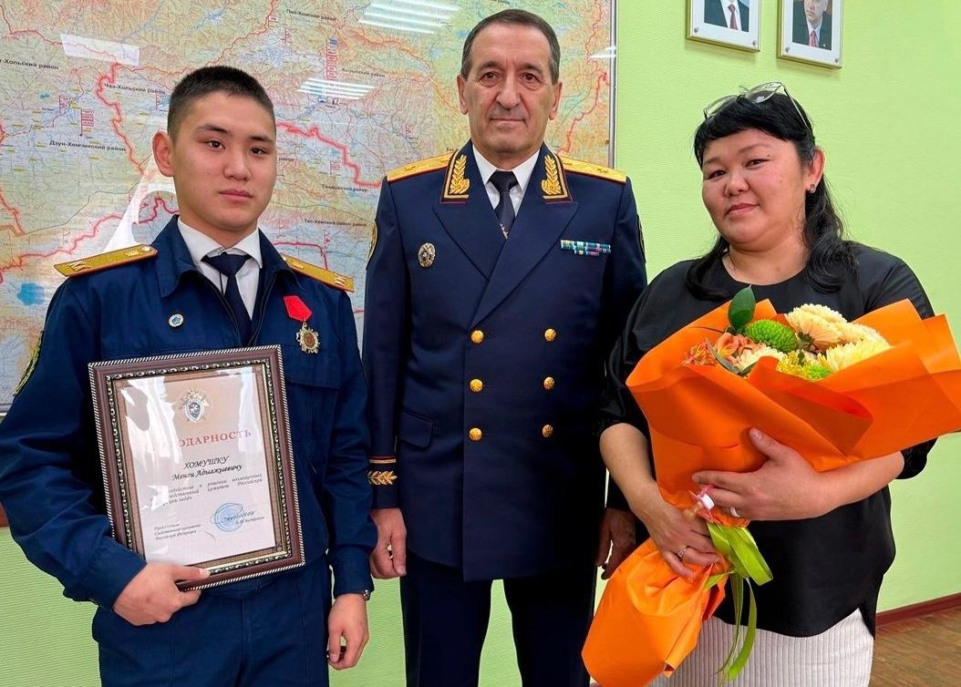 В Республике Тыва юному герою вручена благодарность Председателя СК России за спасение местной жительницы Руководитель следственного управления СК Россиипо Республике Тыва Константин Владимирович Столбин встретился с Менги Хомушку выпускником кадетского класса СК России который в чрезвычайной ситуации проявляя мужество и самоотверженность спас женщину Константин Столбин от имени Председателя Следственного комитета Российской Федерации Александра Ивановича Бастрыкина вручил юному герою благодарность за героический поступок совершенный 16 апреля 2025 года на реке Енисей В этот день Менги возвращаясь домой увидел тонущую в реке женщину Находясь на значительном расстоянии он не задумываясь бросился на помощь Когда добрался до пострадавшей она практически полностью была в воде Схватив женщину за капюшон куртки и рукав Менги вытащил пострадавшую не берег после чего вызвал спасателей Разрешите выразить Вам благодарность за смелость и неравнодушие Вы оказались в нужное время в нужном месте не остались в стороне и спасли человека Проявленные Вами самоотверженность и присутствие духа в чрезвычайной ситуации заслуживают самого глубокого уважения отметил Константин Владимирович вручая благодарность главы ведомства Кроме того Константин Столбин выразил уважение и признательность матери Менги Айладе Васильевне Хомушку за достойное воспитание сына СледственныйКомитет СКРоссии СКР ИЦСКР ИнформационныйЦентр