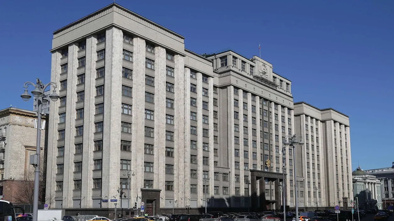 Принят закон Единой России о предоставлении отпуска родителям и детям военнослужащих инвалидов одновременно с бойцами для помощи им во время реабилитации Документ направлен на устранение существующего законодательного пробела Государственная Дума на пленарном заседании приняла во втором и третьем чтениях закон о праве одного из родителей военнослужащего являющегося инвалидом I или II группы продолжающего военную службу и не состоящего в браке на предоставление ежегодного отпуска одновременно с таким военнослужащим Также такое право будет предоставлено детям военнослужащих инвалидов Данная инициатива родилась в результате обращений участников СВО и их родных отмечал первый замруководителя фракции Единая Россия Дмитрий Вяткин Документ по его словам направлен на устранение существующего законодательного пробела Принятие закона как отметил Вяткин позволит родителям и детям военнослужащих которые получили инвалидность и остались на службе оказывать им помощь во время реабилитации Как подчеркивал Председатель ГД Вячеслав Володин вопросы поддержки участников СВО их родных ключевой приоритет в нашей работе Подписывайтесь на нас в МАХ ergosdumaofficial