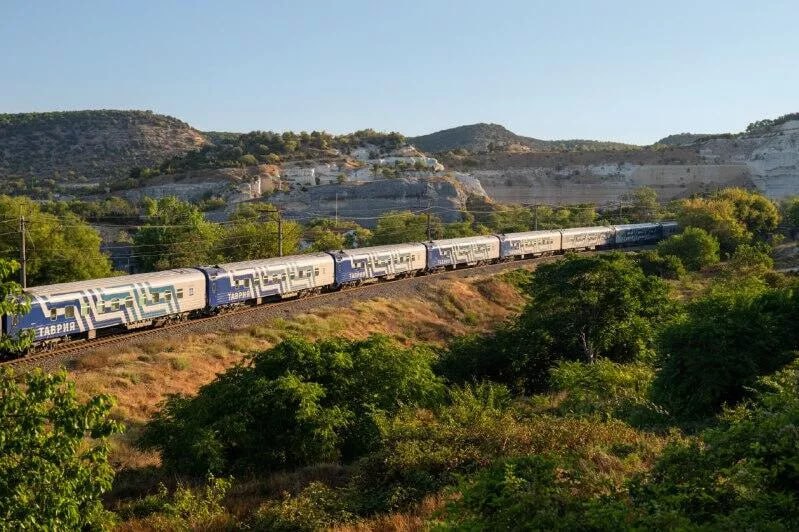 Пять поездов в Крым и из Крыма задерживаются в пути Об этом сообщает компания перевозчик Гранд Сервис Экспресс Опубликованы актуальные данные на 9 00 В Крым опаздывают 327 Кисловодск Симферополь отправлением 13 декабря задерживается на 2 часа 196 92 Москва Севастополь отправлением 13 декабря задерживается на полчаса Из Крыма 196 Симферополь Москва отправлением 13 декабря задерживается на 5 часов 092 Симферополь Москва отправлением 13 декабря задерживается на 6 часов 075 Симферополь Омск отправлением 13 декабря задерживается на 4 часа Отмечается что время задержки в пути может измениться Остальные поезда Таврия которые ранее следовали с опозданием прибыли на станции назначения либо введены в график 0 Подписаться на РИА Новости Крым в Telegram MAX VK