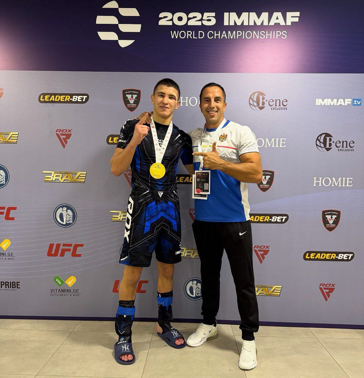 Гагаузия на вершине мира Андрей Аврамов чемпион мира по ММА В Грузии прошёл Чемпионат мира по смешанным единоборствам где гагаузский спортсмен Андрей Аврамов воспитанник клуба LION Comrat стал чемпионом мира в своей весовой категории Андрей провёл пять боёв с соперниками из Грузии Украины Болгарии Уэльса и Азербайджана и во всех одержал победу Я горжусь что представлял Молдову и Гагаузию Эта победа для всех нас отметил спортсмен посвятивший свой успех семье тренеру и землякам Тренер Эдуард Кёся подчеркнул что результат Аврамова это пример для подражания и доказательство высокого уровня подготовки спортсменов автономии Победа Андрея Аврамова стала гордостью не только для Гагаузии но и для всей страны Наш корреспондент   Подпишись на GRT