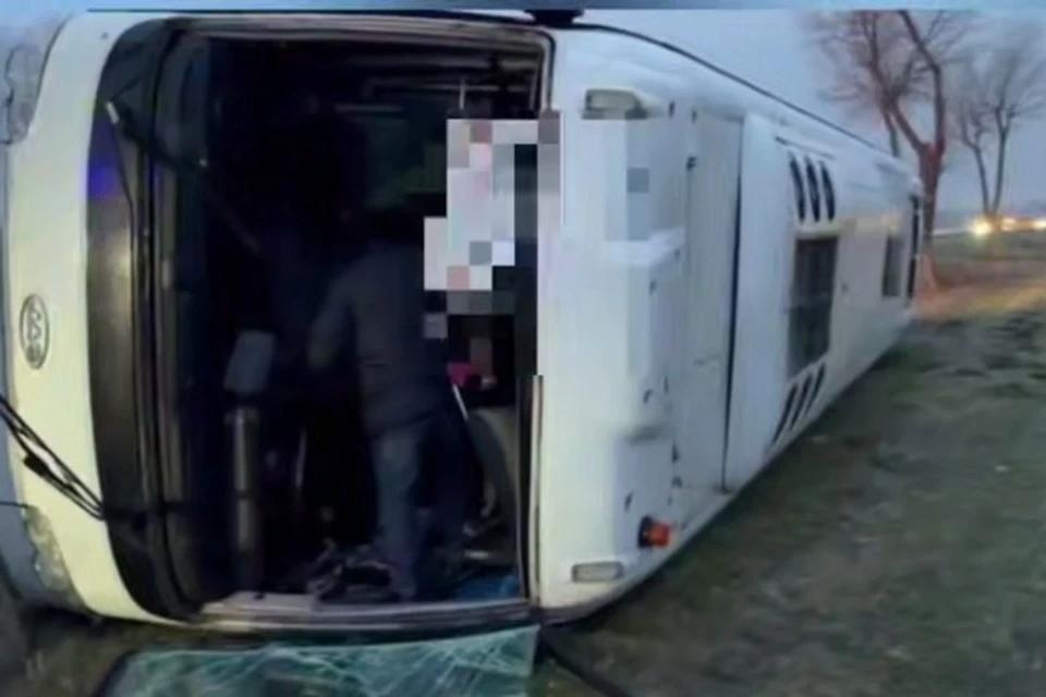 Под Анапой штормовой ветер сдул с дороги автобус с вахтовиками Авария произошла на трассе А 290 Водитель настигло погодное комбо гололед и мощный боковой ветер Автобус не удержался вылетел в кювет и завалился на бок В салоне были люди но серьезно пострадал только один человек его забрали врачи Погода на Кубани сейчас лютует В полиции говорят что на трассе Новороссийск Керчь ветер такой силы что сдувает с асфальта даже реагенты которыми дорожники посыпают лед Ехать там сейчас тот еще квест ГИБДД советует без цепей и крайней нужды на трассу не высовываться Подписаться на kpkuban Читать нас в MAX