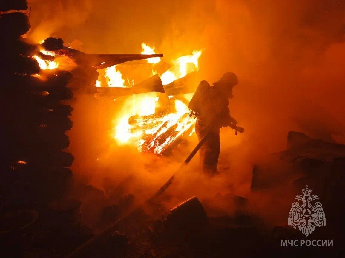 #пожарызасутки   Огнём объято всё   22 декабря в 16:26   В Муромцевском районе в деревне Качесово по улице Центральной горел двухквартирный дом и надворные постройки.  Возгорание на 190 квадратах  тушили 8 сотрудников МЧС России, задействовав 3 единицы техники.    Время ликвидации открытого горения: 18:15 Пострадавших нет.    ‍ Предварительную причину пожара установят дознаватели МЧС России.