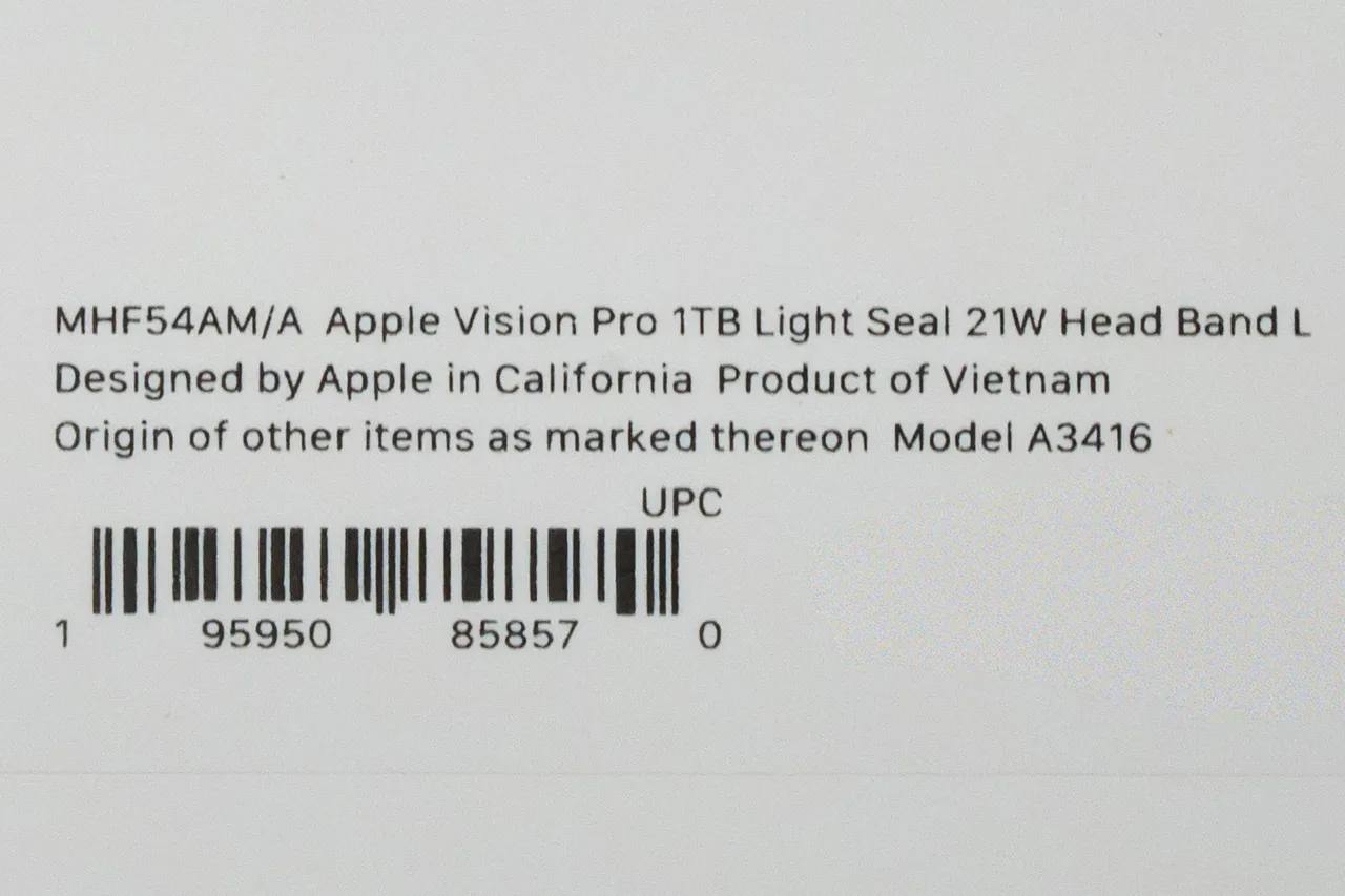 Vision Pro с чипом M5 для американского рынка теперь производят во Вьетнаме Это стало известно после того как Американские блогеры и СМИ получили свои тестовые образцы новых устройств на коробке указано Product of Vietnam Ранее все версии производились и собирались в Китае но в попытке минимизировать риски высоких пошлин и других санкций из за поставок продукции из Китая в США Apple частично перенесла производство во Вьетнам В этой стране уже собирается ряд других устройств компании включая iPad HomePod AirPods и прочие аксессуары