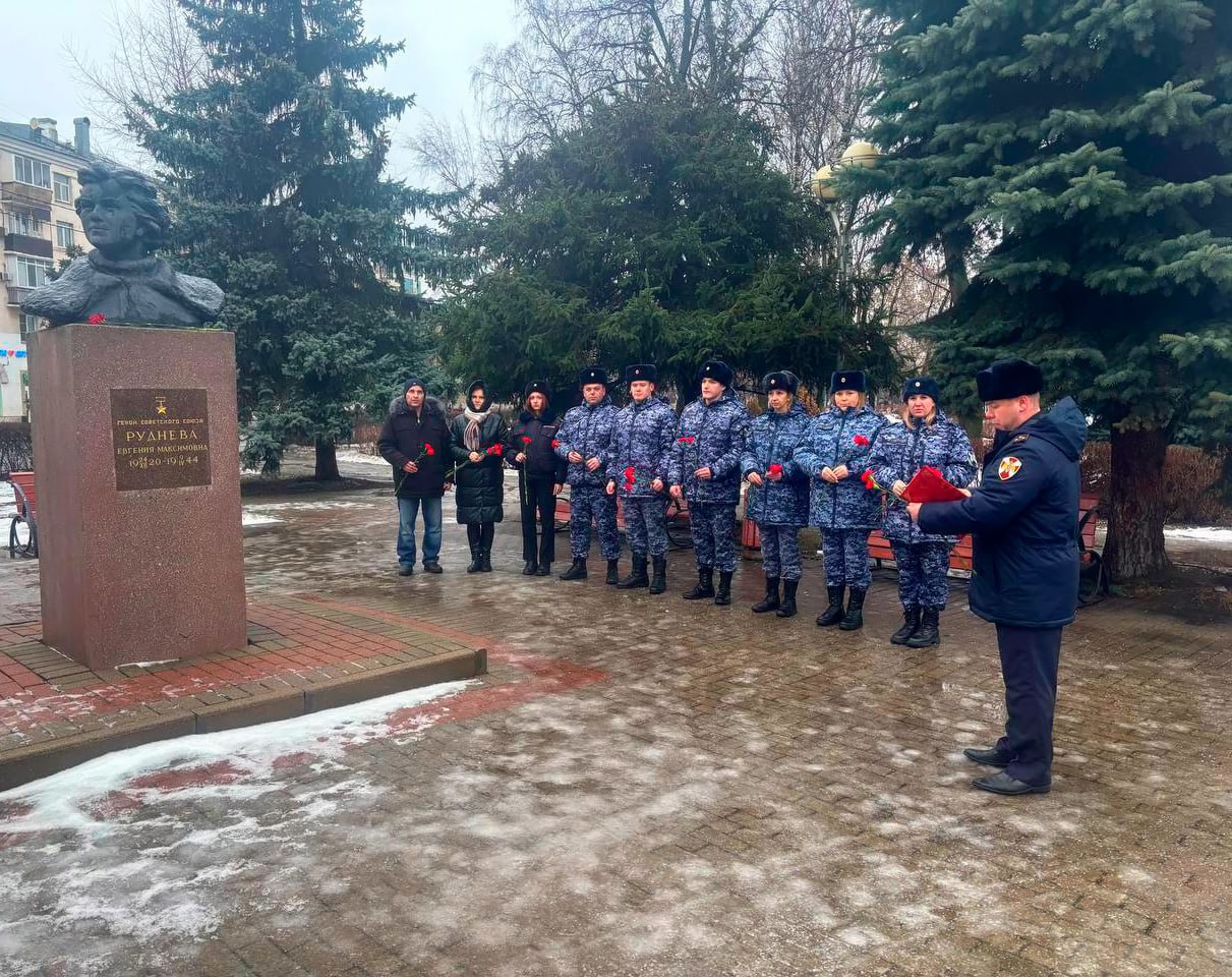 Столичные росгвардейцы почтили память Героя Великой Отечественной войны   В день 81-й годовщины полного освобождения Ленинграда от фашистской блокады сотрудники вневедомственной охраны Главного управления Росгвардии по г. Москве провели памятную церемонию у памятника Герою Советского Союза Евгении Рудневой.   В мероприятии приняли участие представители ветеранской организации, курсанты Юридического колледжа, а также личный состав подразделения.   В знак глубокого уважения к подвигу защитников Ленинграда участники церемонии возложили цветы к памятнику.    Завершилось мероприятие минутой молчания в память о жертвах блокады.  #Росгвардия #УВО