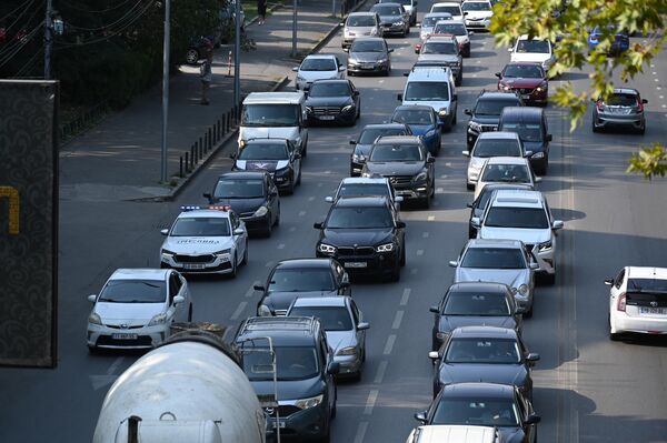 В Грузии могут запретить ввоз автомобилей старше 6 лет Вдогонку по теме автомобилей Правительство рассматривает возможность ограничить импорт подержанных машин Об этом сообщил премьер министр Ираклий Кобахидзе По его словам соответствующий законопроект уже внесён в парламент Причина стремительный рост автопарка Если в 2012 году в стране было зарегистрировано около 864 тысяч автомобилей то сейчас их число превышает 2 миллиона Власти связывают это с усилением транспортной нагрузки увеличением пробок и ухудшением экологической ситуации Предполагается что ограничение по возрасту машин станет одной из мер по снижению негативных последствий Tbilisi Long Stay в Телеграм Инстаграм ТикТок