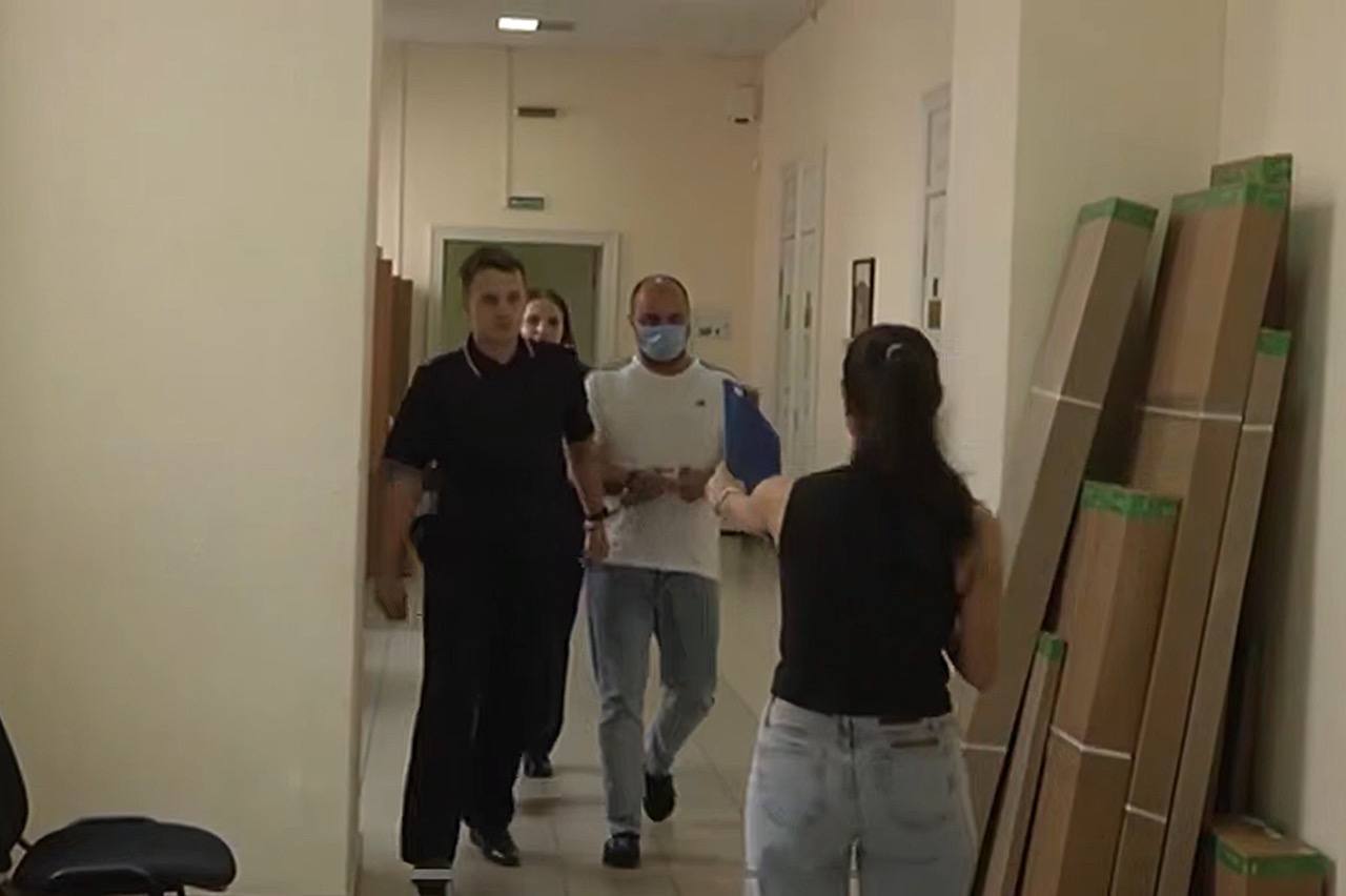 ФСБ задержала начальника полиции нижегородского аэропорта Намига Мусаева. Его подозревают в том, что он помогал организовывать незаконный въезд мигрантов в Россию. По данным следствия, подполковник создал схему, по которой мигранты за деньги попадали в страну. В деле могут быть замешаны ещё 12 полицейских. Сообщается, что Мусаев имел тесные связи с азербайджанской диаспорой в регионе и, возможно, использовал это в своих интересах. Подписаться Прислать новость